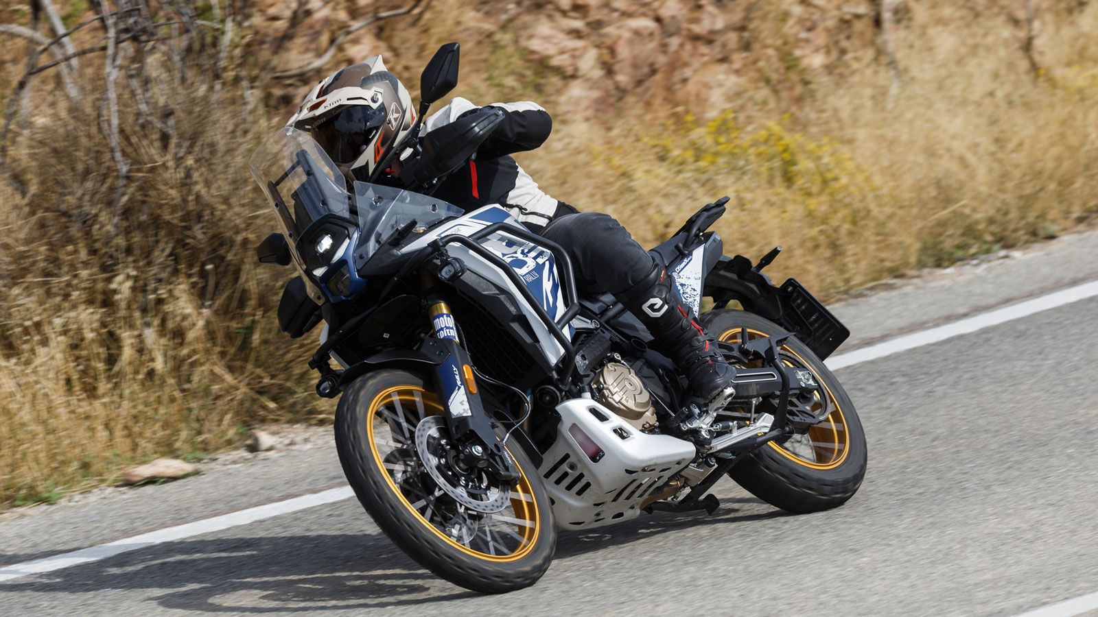 Ο δικύλινδρος κινητήρας των 798 κ.εκ. λειτουργεί ομαλά και γεμάτα από τις χαμηλές στροφές, ανεβάζει δύναμη γραμμικά και αποδίδει 94 ίππους στις 9.000 