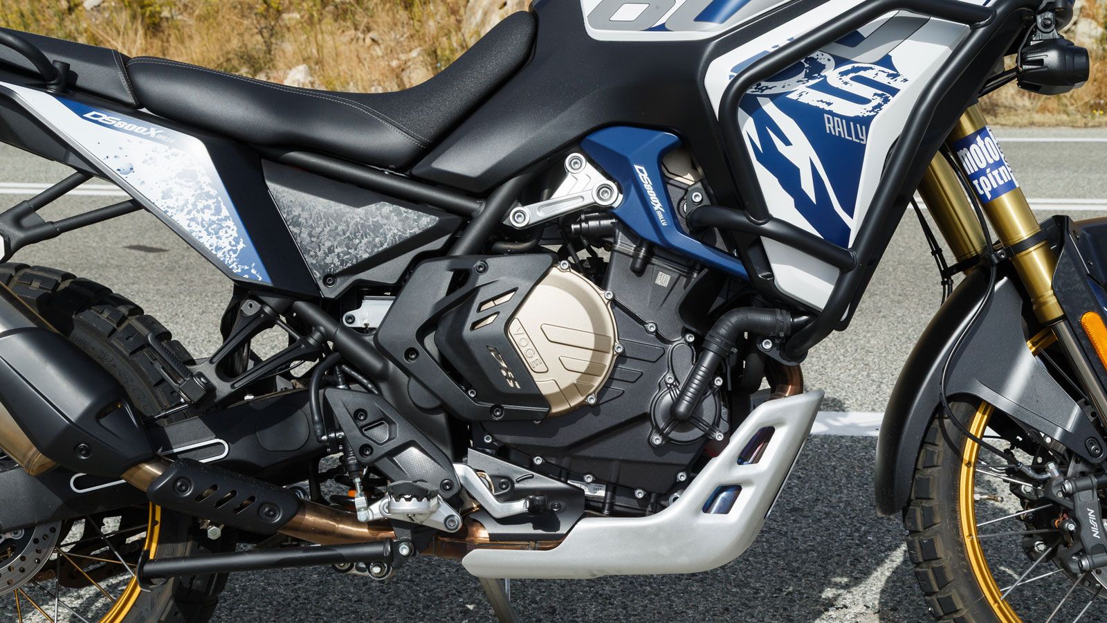 Πρόκειται για έναν τετράχρονο, υγρόψυκτο, DOHC κινητήρα με ψεκασμό Bosch, ο οποίος αποδίδει 94 ίππους στις 9.000 σ.α.λ. και ροπή 81 Nm στις 6.500 σ.α.