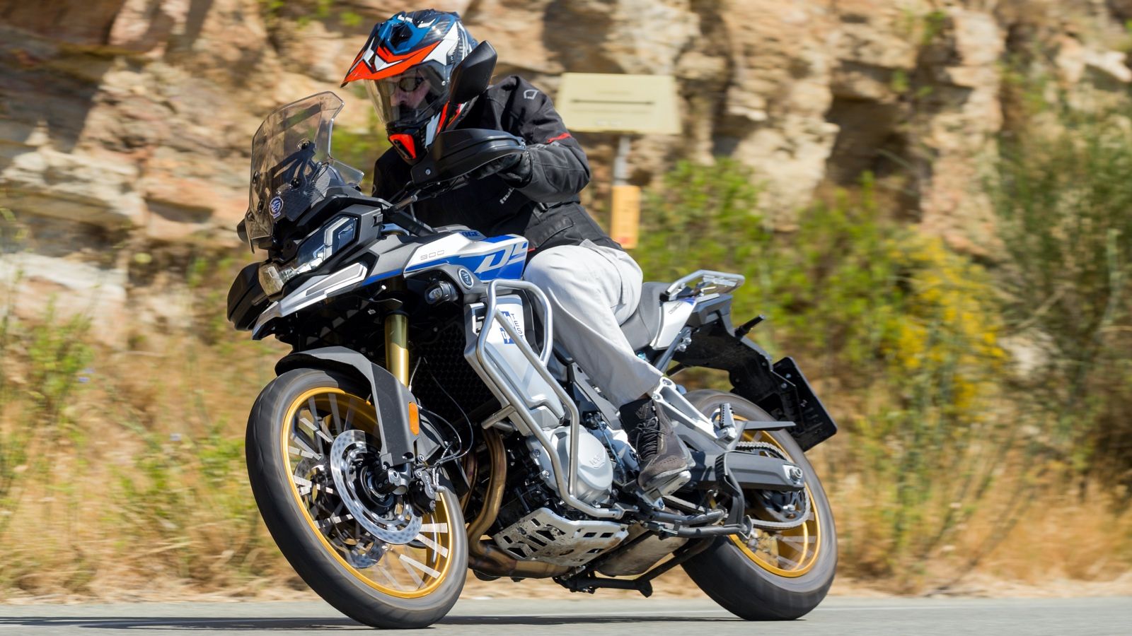 Voge DS900X - «Πατάει» με σιγουριά και αυτοπεποίθηση σε κάθε τερραίν.