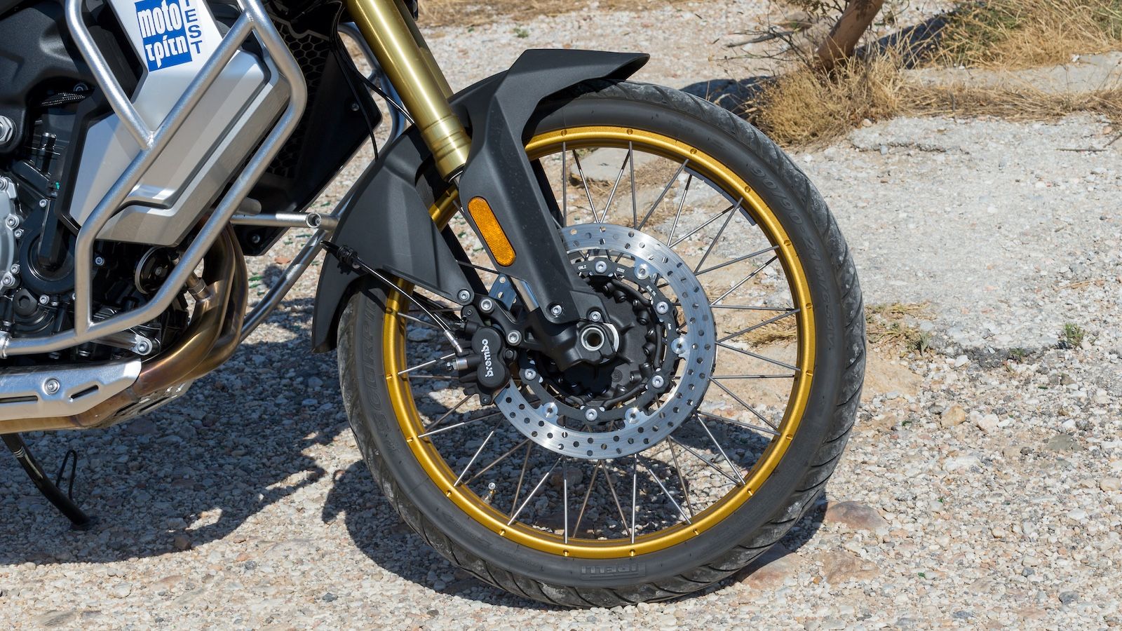 Ανεστραμμένο, πλήρως ρυθμιζόμενο πιρούνι με διάμετρο 43 mm.