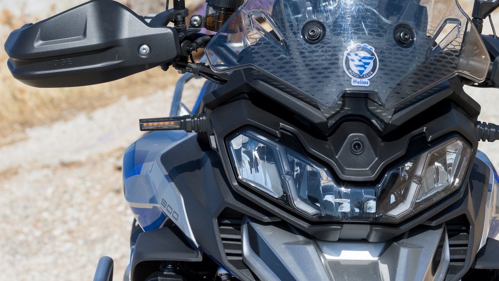 Κάμερα καταγραφής δεδομένων που ελέγχεται από το κουμπί στο τιμόνι και συνεργάζεται με την εφαρμογή VOGE App για iOS και Android.