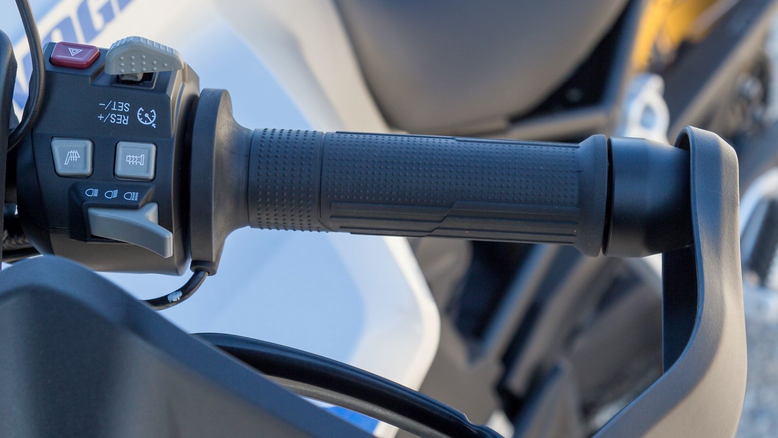 Το αριστερό γκριπ που διαθέτει τους διακόπτες για τη θερμαινόμενη σέλα και τα θερμαινόμενα γκριπ.