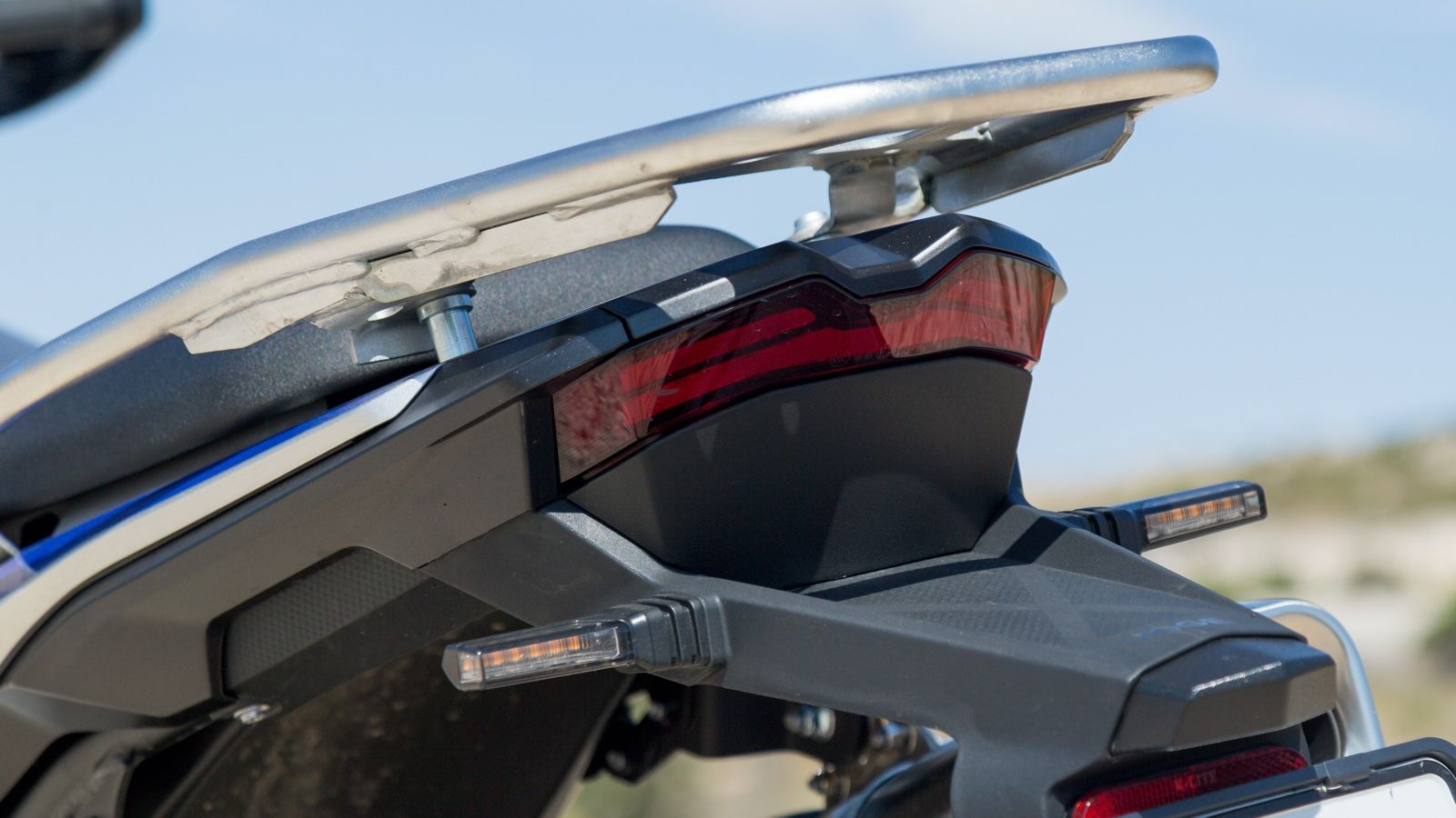 Ραντάρ ανίχνευσης τυφλού σημείου με ενδείξεις προειδοποίησης στον πίνακα οργάνων.