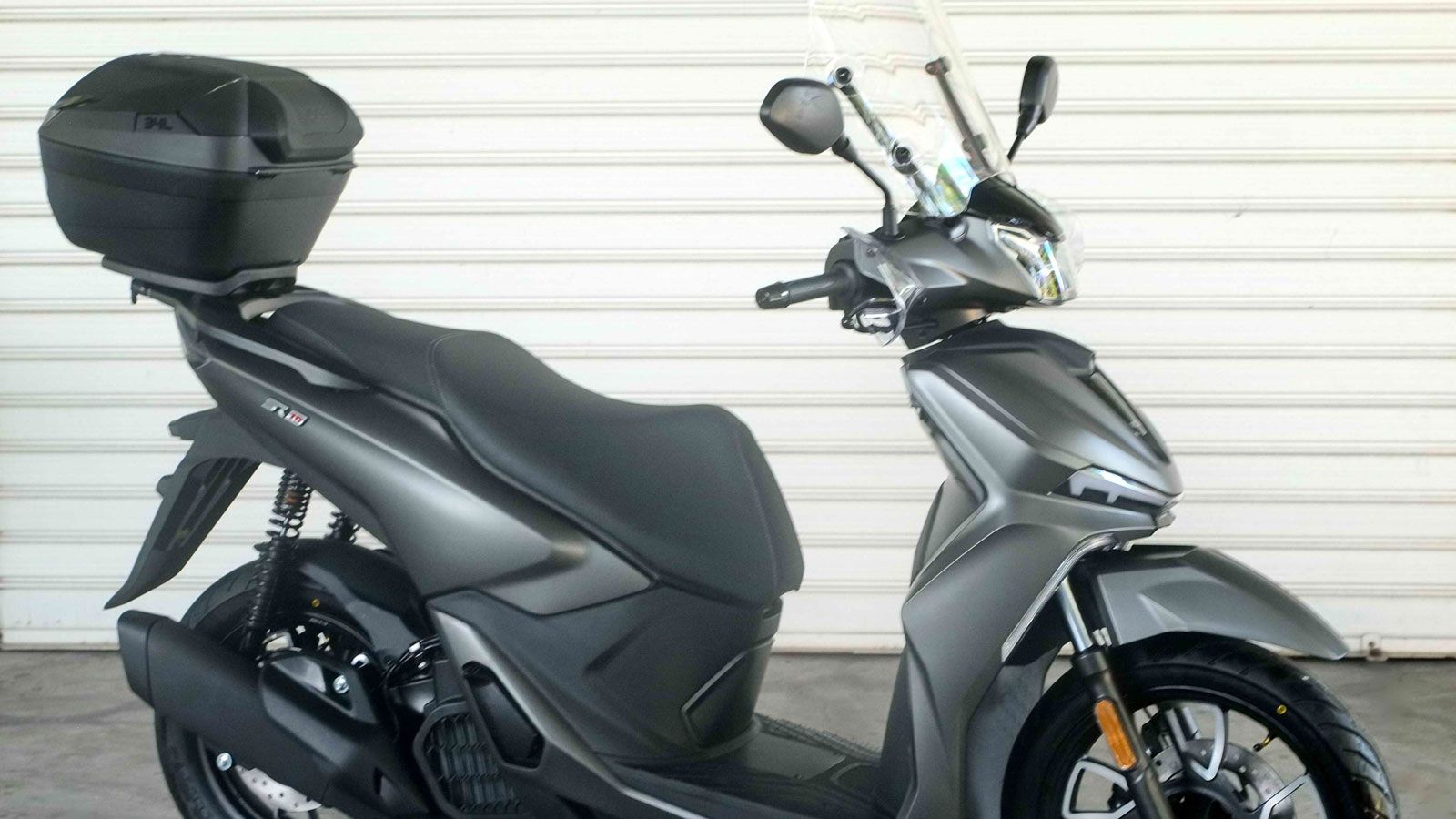 Το SR16 125, διαθέσιμο στα 2.645 ευρώ, ξεχωρίζει για τη σύγχρονη ιταλική σχεδίασή του, το επίπεδο πάτωμα και τους μεγάλους τροχούς που προσφέρουν σταθ