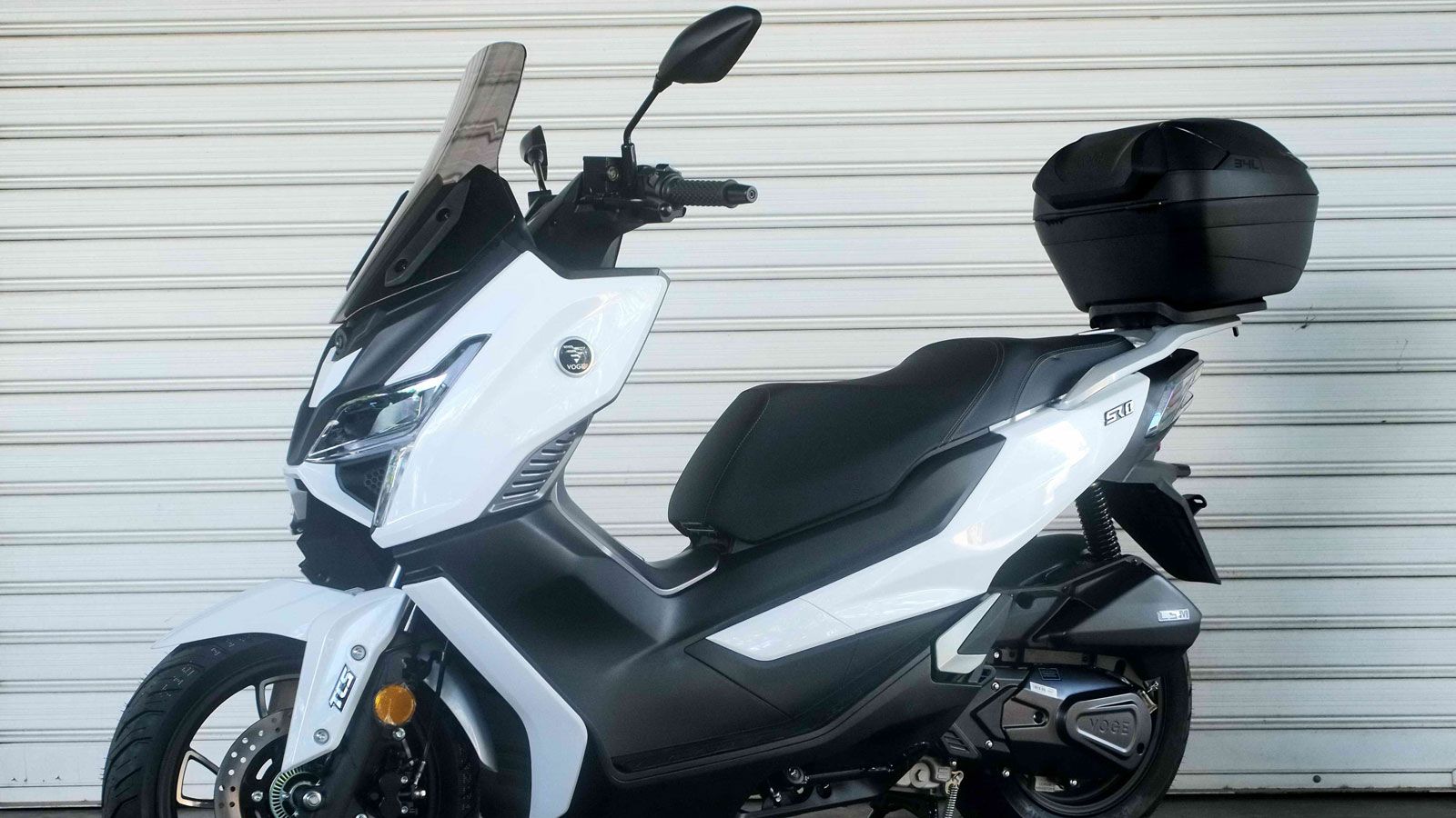 Με τιμή 2.695 ευρώ, το SR1 125 απευθύνεται σε όσους αναζητούν ένα πολυτελές scooter με ευρωπαϊκή σχεδίαση και πλουσιότερο εξοπλισμό στην κατηγορία του