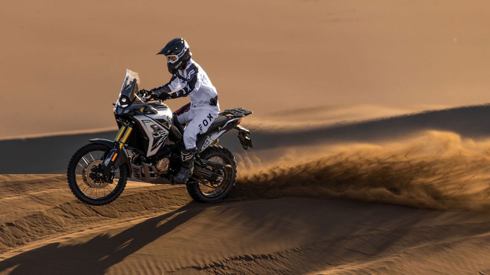 Το Voge DS800 Rally 2025 ξεχωρίζει από τον εξοπλισμό του, καθώς περιλαμβάνει όλα όσα χρειάζεται μια πραγματική adventure μοτοσυκλέτα.