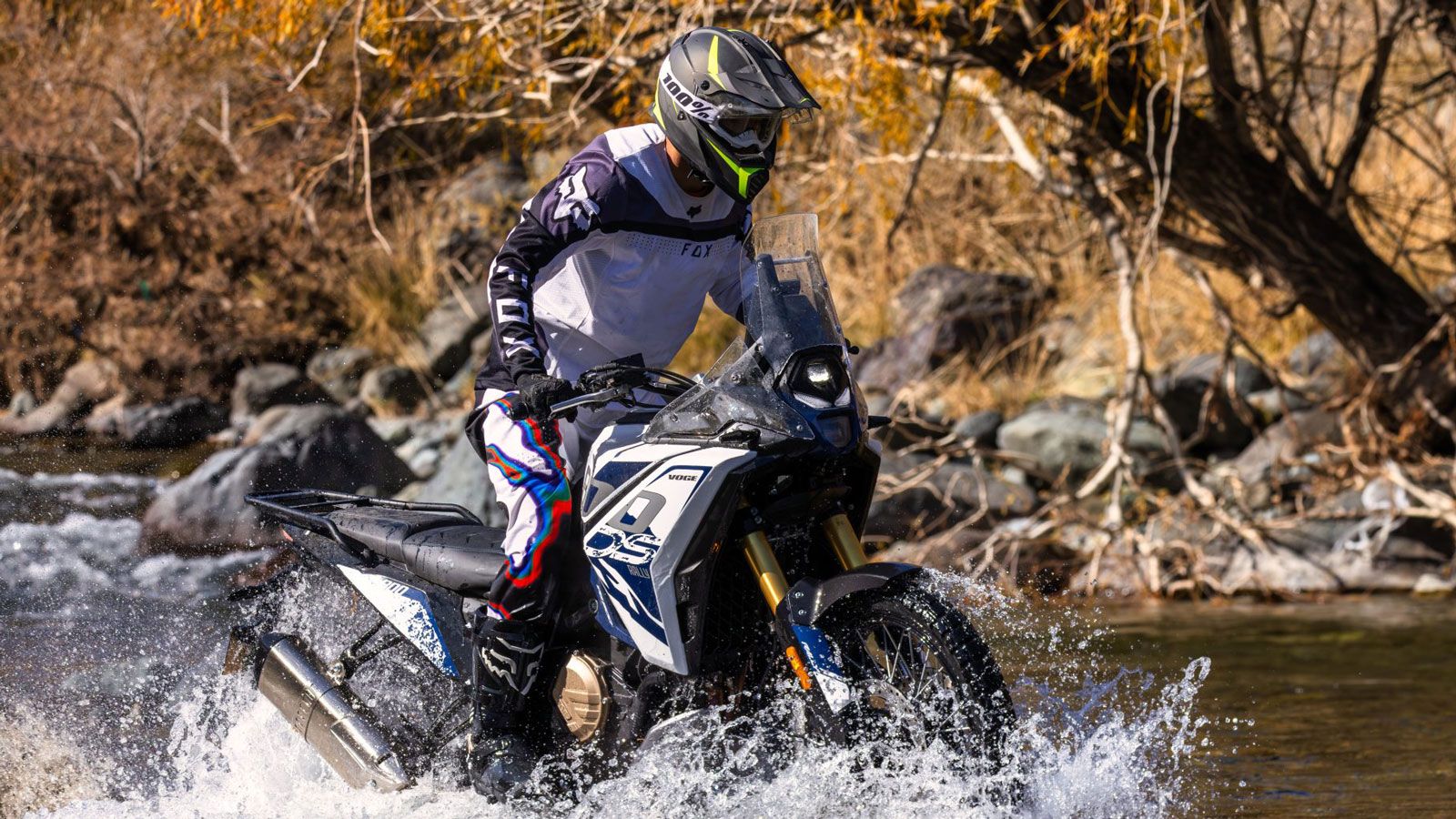 Ανάμεσα στα βασικά του χαρακτηριστικά συναντάμε ακτινωτούς τροχούς 21 και 18 ιντσών με tubeless ελαστικά, traction control, ρυθμιζόμενο ABS και σταμπι