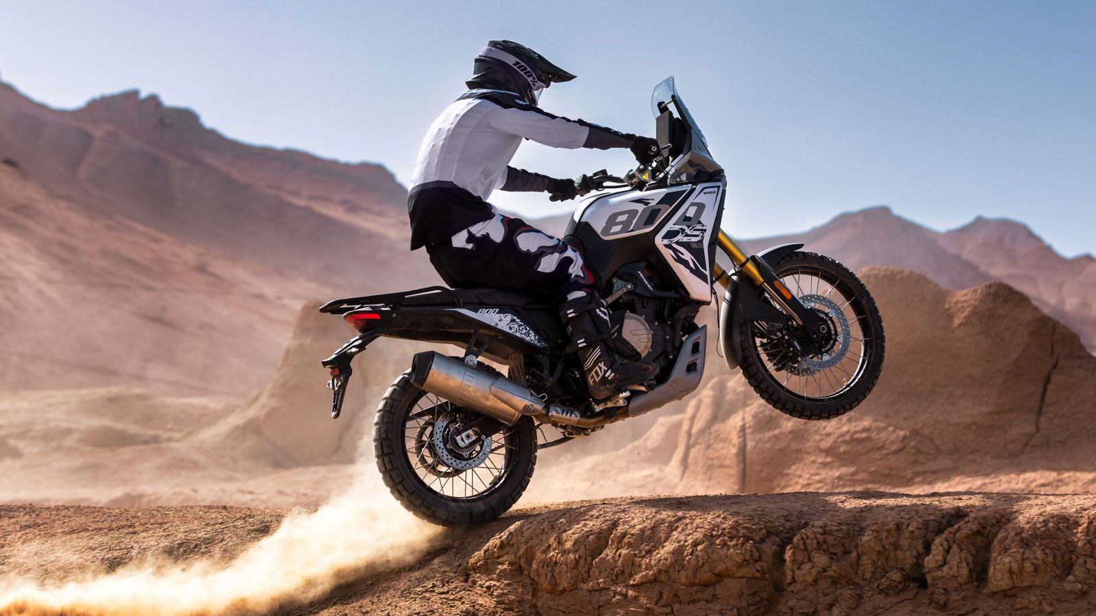 Στην άνεση συμβάλλουν η θερμαινόμενη σέλα και τα θερμαινόμενα γκριπ, ενώ η προστατευτική ποδιά κινητήρα, τα κάγκελα και οι προβολείς LED ομίχλης τονίζ