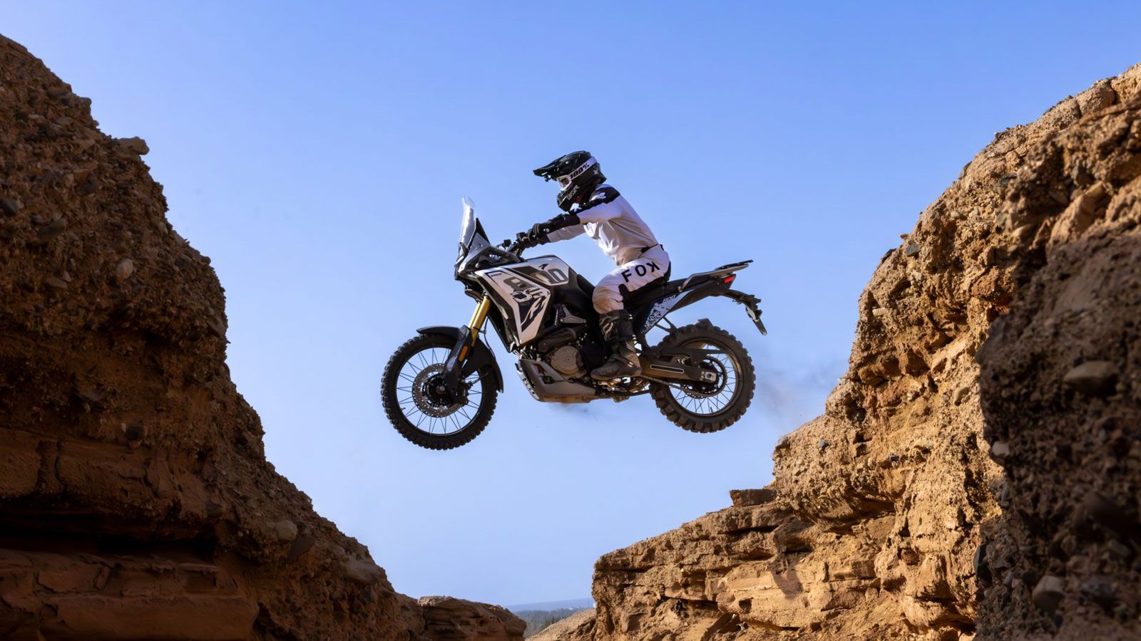 Η μοτοσυκλέτα της Voge εξοπλίζεται με αναρτήσεις διαδρομής 220 χιλιοστών εμπρός και 190 χιλιοστών πίσω, με την υπογραφή της KYB και πλήρεις ρυθμίσεις.