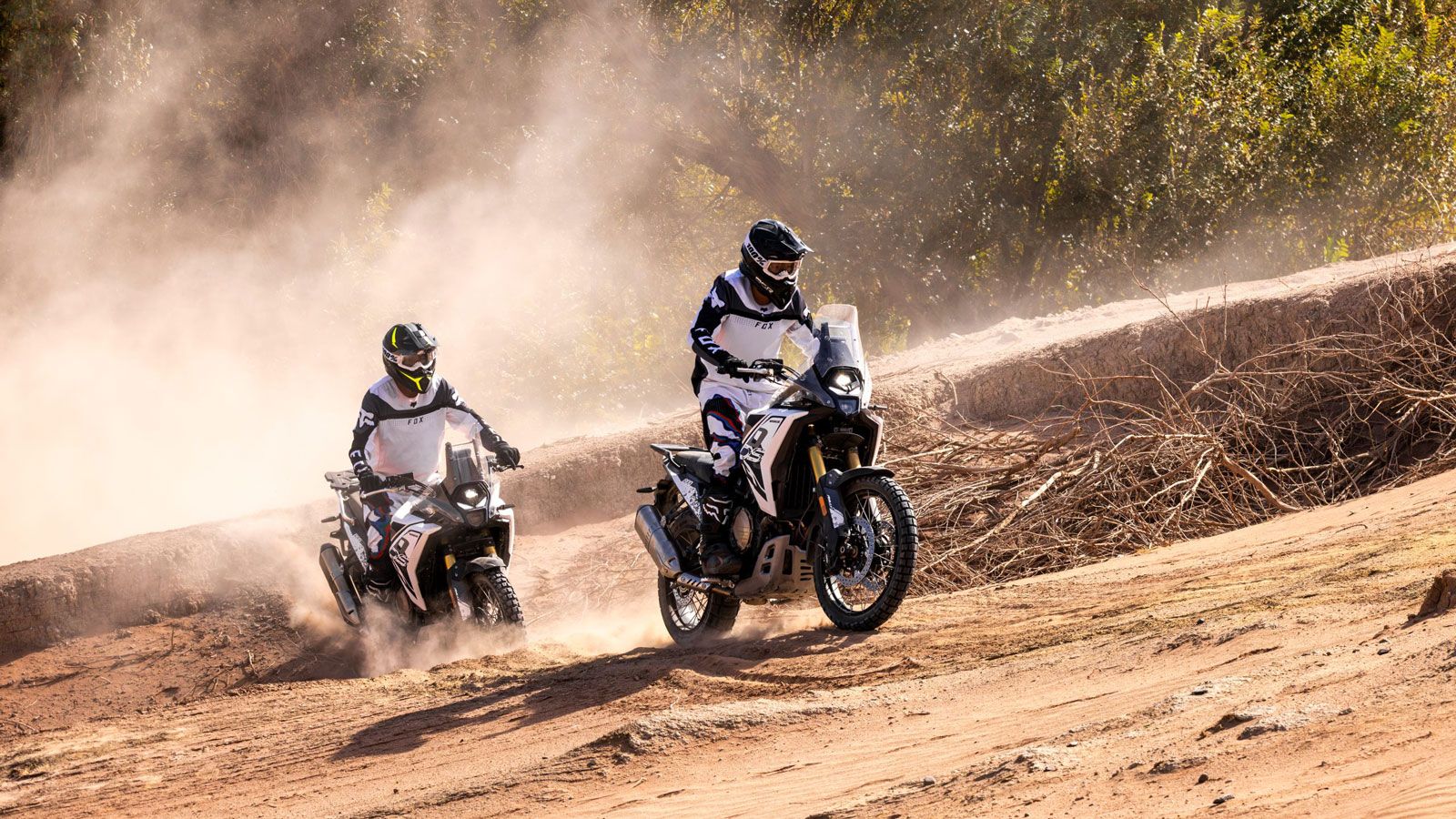 Το Voge DS800 Rally 2025 φιλοδοξεί να μπει δυναμικά στην κατηγορία των μεσαίων on/off, αξιόλογες επιδόσεις και ελκυστική τιμή. 