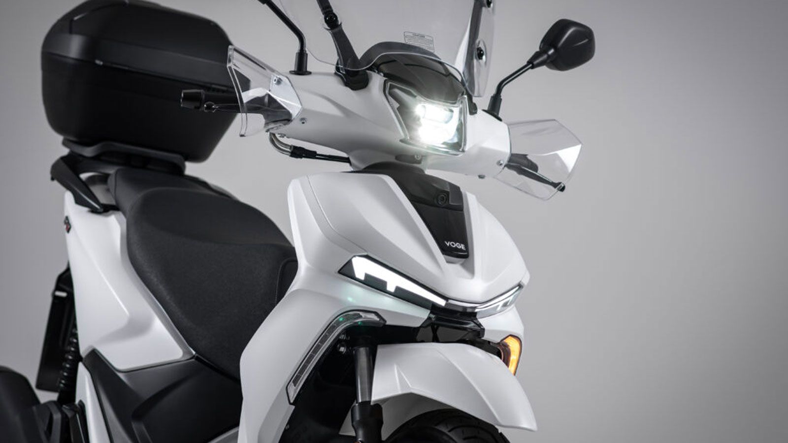 Η ασφάλεια του νέου SR16 200 ACC ενισχύεται με δικάναλο ABS, traction control (TCS) και το ESS που ενεργοποιεί αυτόματα τα φώτα κινδύνου στο απότομο φ