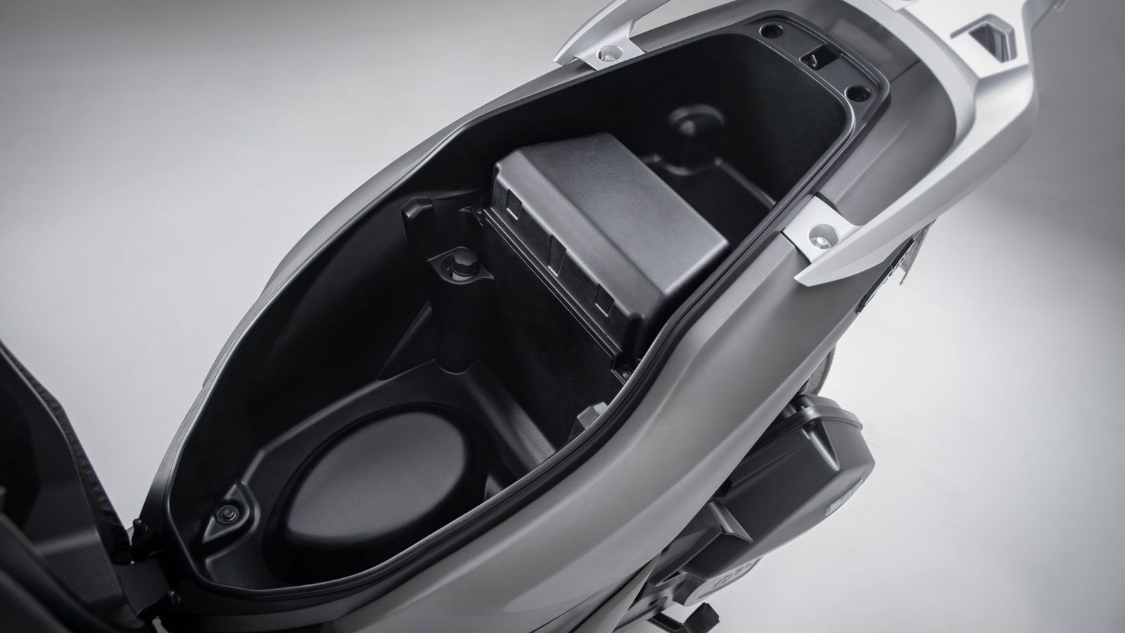 μεγάλος αποθηκευτικός χώρος κάτω από τη σέλα