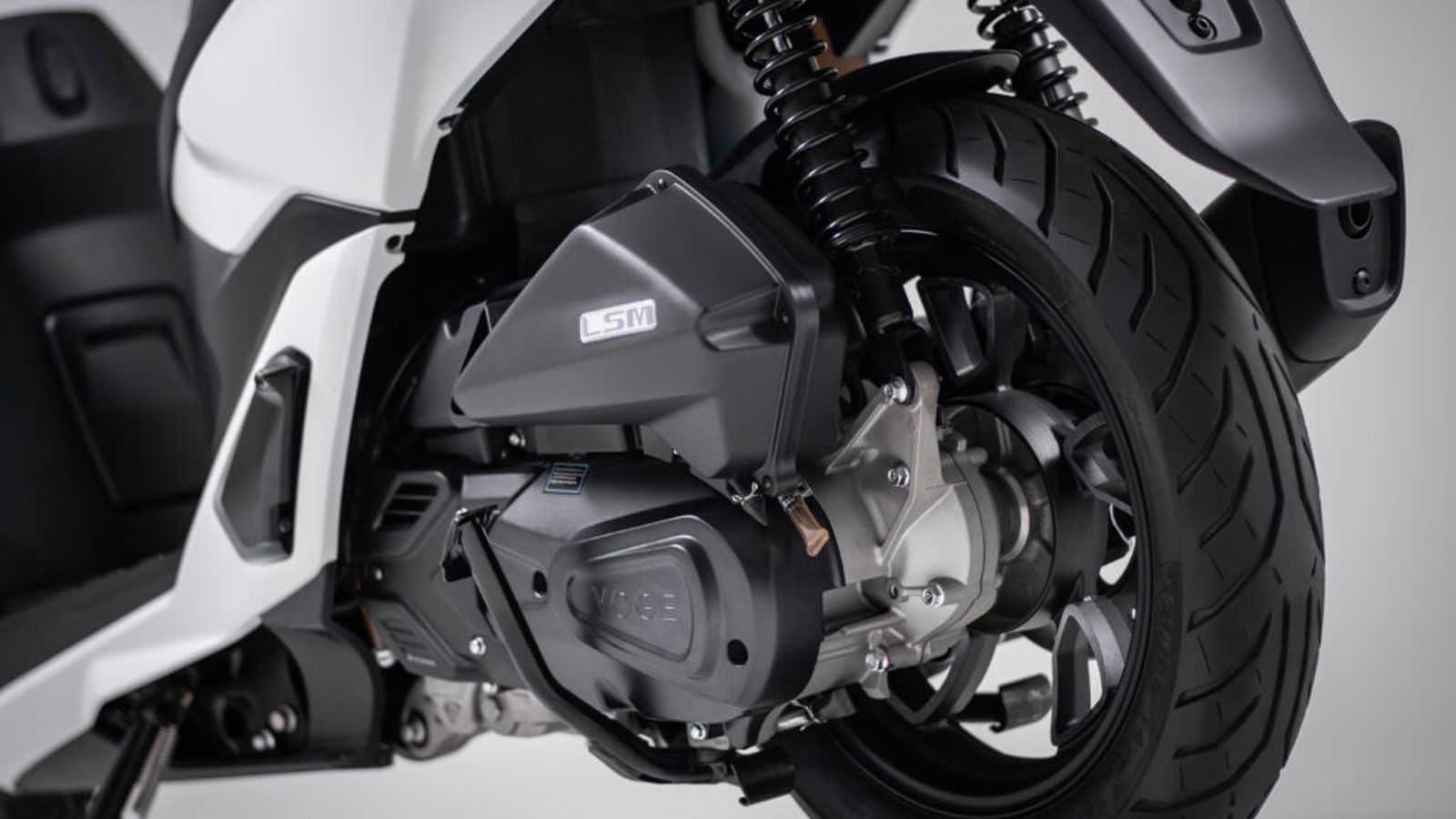 Στην καρδιά του Voge SR16 200 ACC βρίσκεται ένας μονοκύλινδρος, υγρόψυκτος κινητήρας 174,1 κ.εκ., που πληροί τις προδιαγραφές Euro 5+.