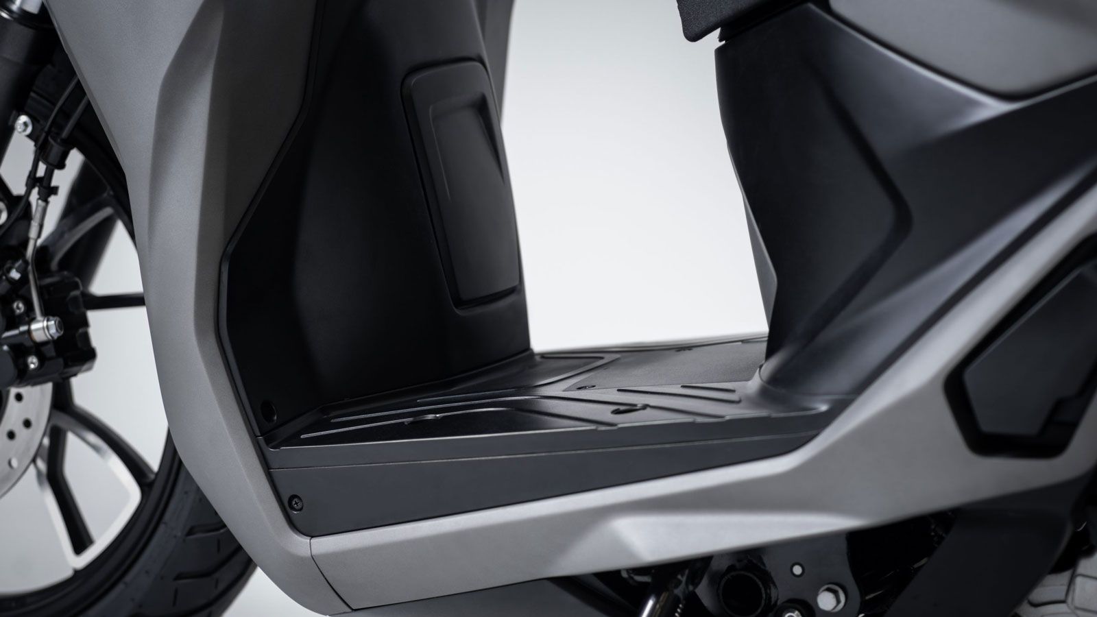 Το επίπεδο πάτωμα προσφέρει άνεση και χρηστικότητα, ενώ οι μεγάλοι τροχοί 16 ιντσών μπροστά και 14 ιντσών πίσω εξασφαλίζουν σταθερότητα σε κάθε διαδρο