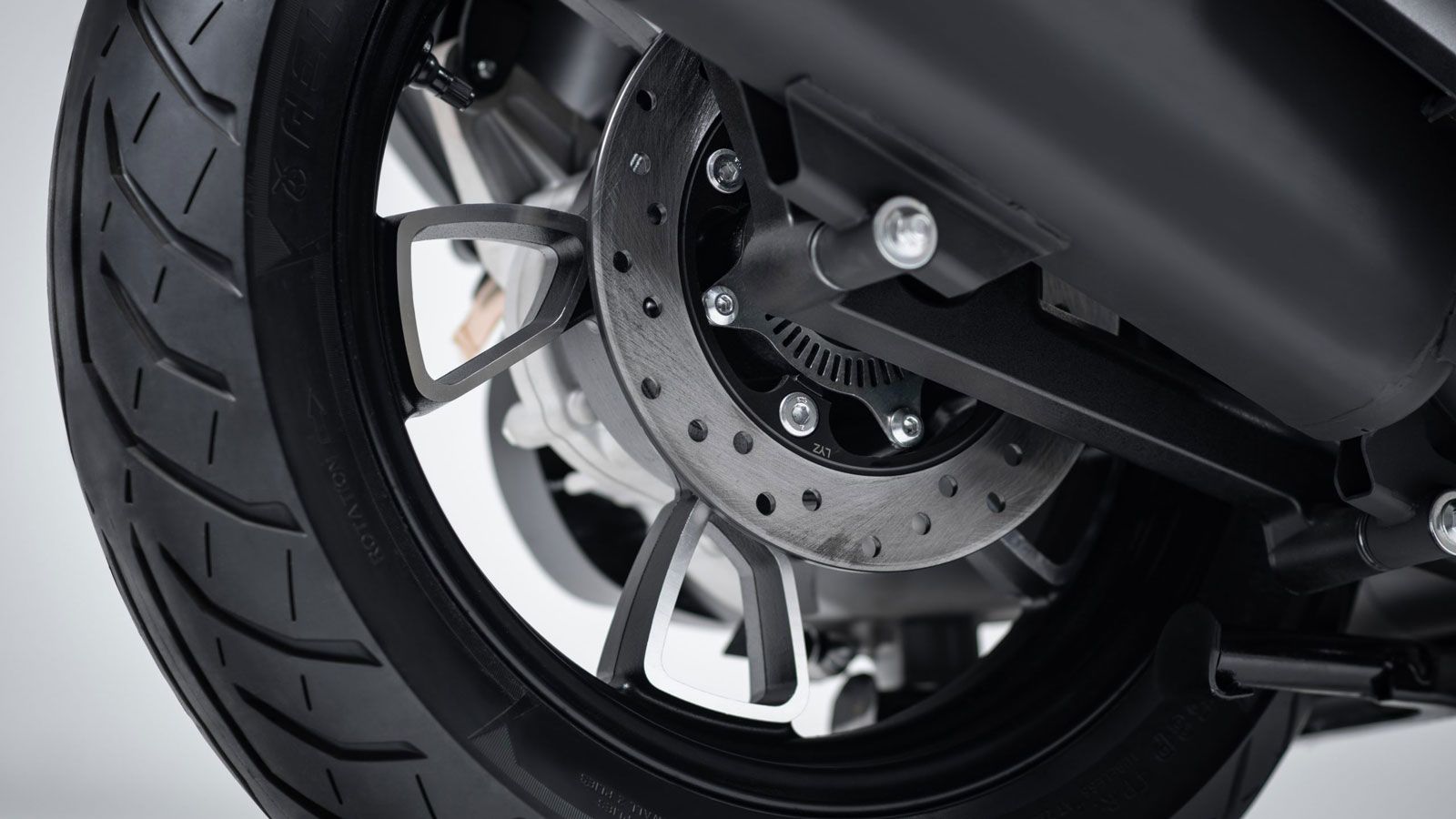 Το Voge SR16 200 ACC ξεχωρίζει χάρη στον πλούσιο εξοπλισμό που ενσωματώνει από τη βασική του έκδοση. Διαθέτει δικάναλο ABS και TCS (σύστημα ελέγχου πρ