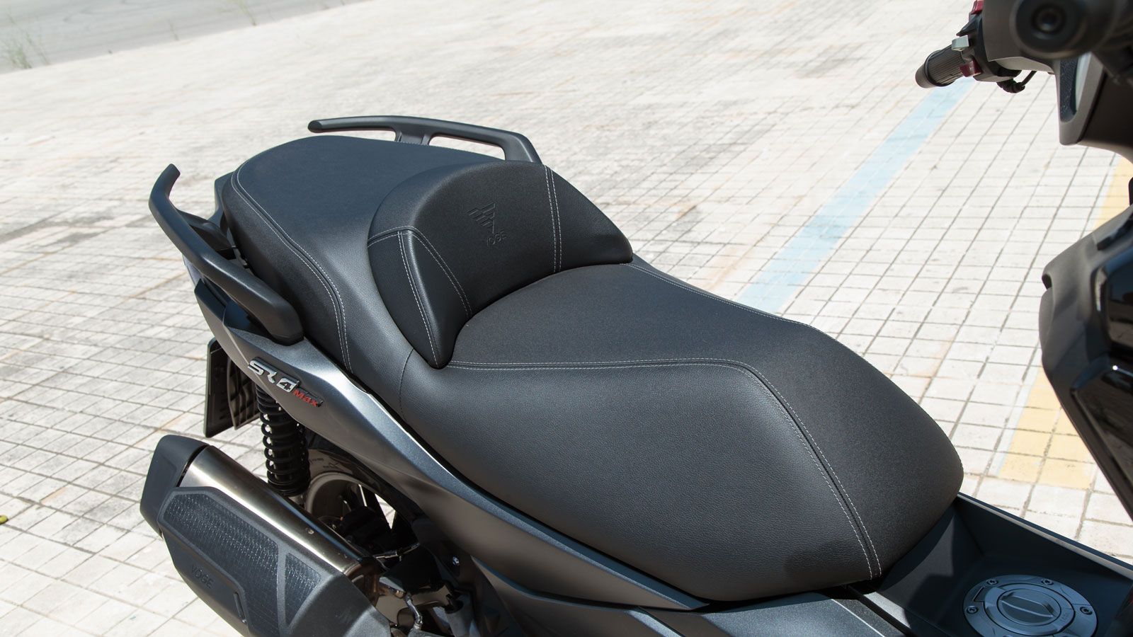 Η σέλα είναι φαρδιά, μαλακή και σωστά διαμορφωμένη, προσφέροντας ξεκούραστη θέση οδήγησης και επαρκή στήριξη για τη μέση χάρις το μαξιλαράκι.