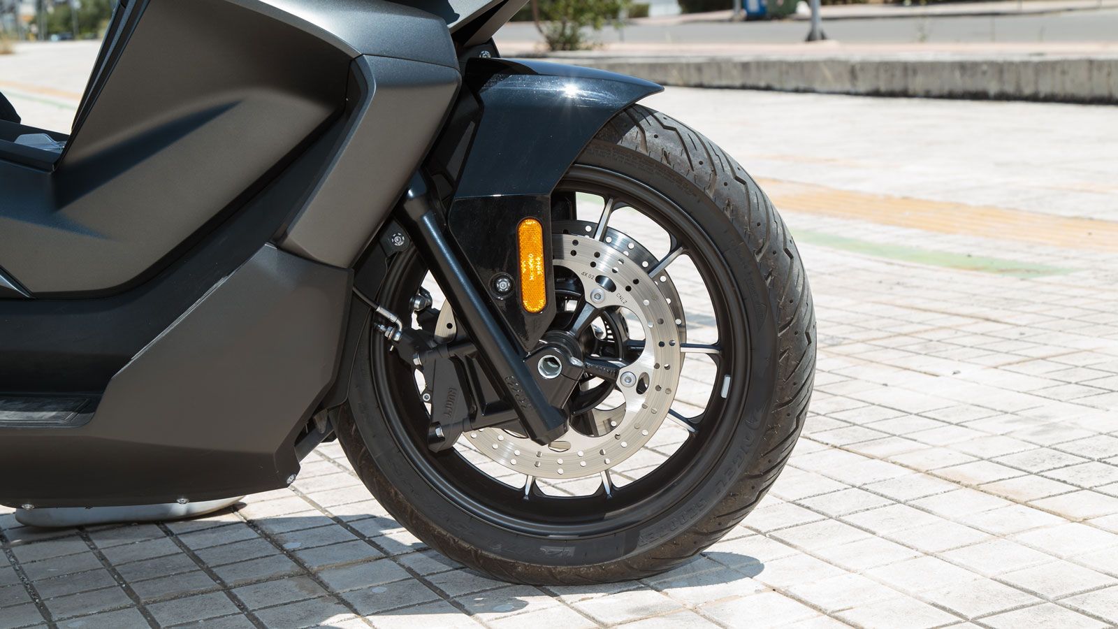 Στον τομέα των αναρτήσεων, χρησιμοποιείται εξοπλισμός από την ιαπωνική Kayaba: µEνα τηλεσκοπικό πιρούνι διαμέτρου 35 mm με διαδρομή 110 mm μπροστά και