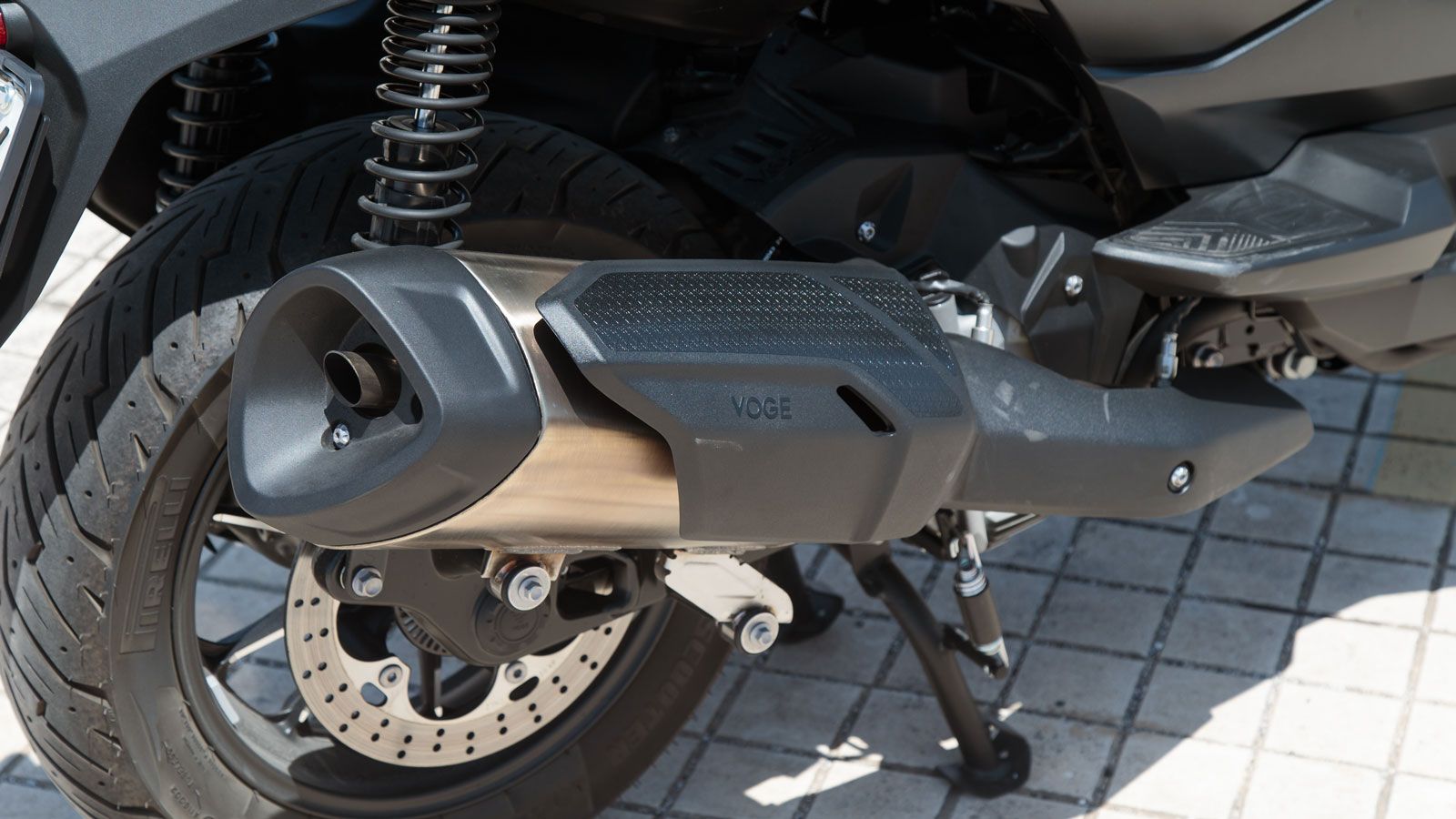 Έχει κατασκευαστεί σε συνεργασία με την BMW και ουσιαστικά είναι ο ίδιος, που χρησιμοποιείται και στα μοντέλα της βαυαρικής εταιρείας, C400X και C400G