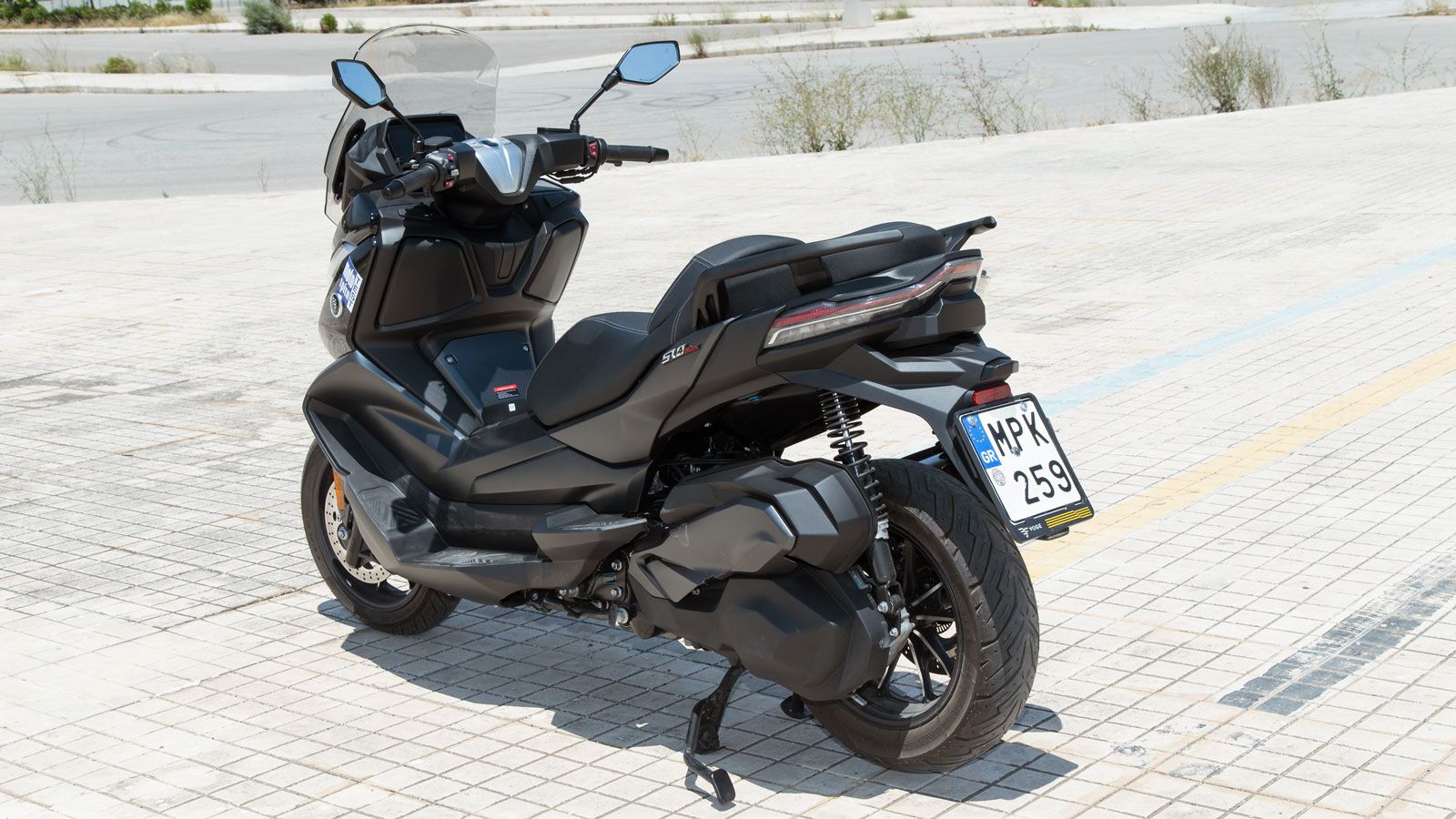 Η στιβαρή δομή του βασίζεται σε ατσάλινο σωληνωτό πλαίσιο, το οποίο συνδυάζεται με μονόμπρατσο ψαλίδι από αλουμίνιο, προσφέροντας κορυφαία ακαμψία και