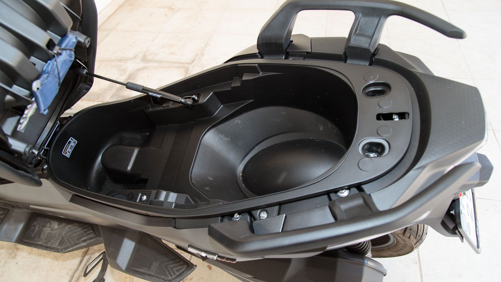  Οι αποθηκευτικοί χώροι είναι επαρκείς για τη καθημερινή χρήση, με ευρύχωρη σέλα που μπορεί να φιλοξενήσει ένα full face κράνος και ένα jet.