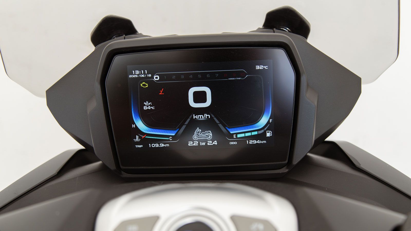 Η μεγάλη έγχρωμη TFT οθόνη 7 ιντσών προσφέρει πλούσιες ενδείξεις και δυνατότητα σύνδεσης με smartphone για πλοήγηση, ενώ ο φωτισμός στους διακόπτες δι