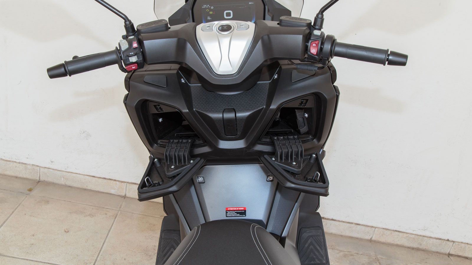 Δύο ντουλαπάκια στο εσωτερικό της ποδιάς τα οποία κλειδώνουν ηλεκτρομαγνητικά, ενώ προσφέρουν και θύρα φόρτισης USB για φόρτιση συσκευών.