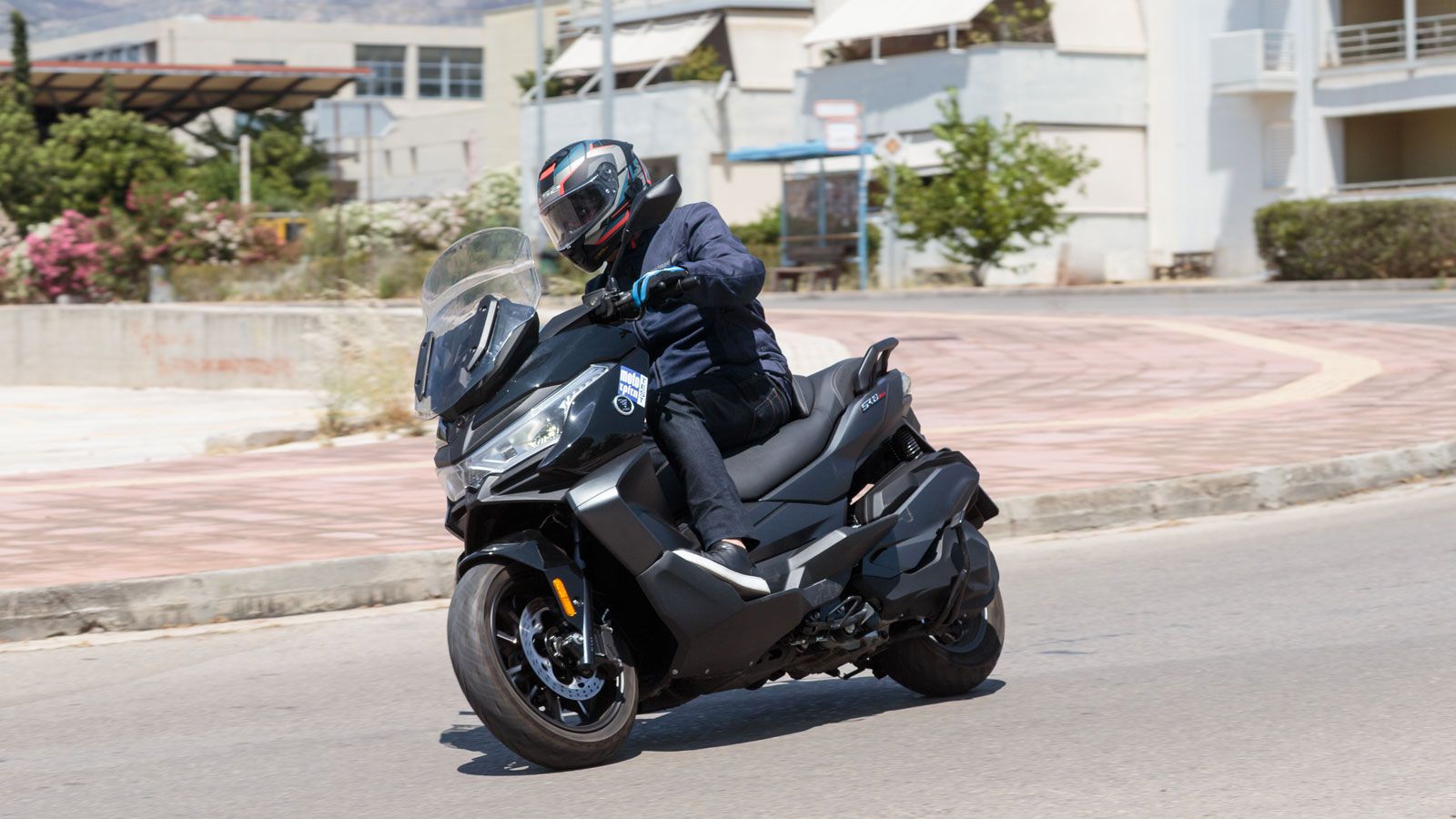 Με σχέδιο που θυμίζει βαριά ναυαρχίδα και οπλοστάσιο εξοπλισμού, το Voge SR4 δεν κάνει απλώς πέρασμα στην premium κατηγορία των μεσαίων GT scooter. Σα