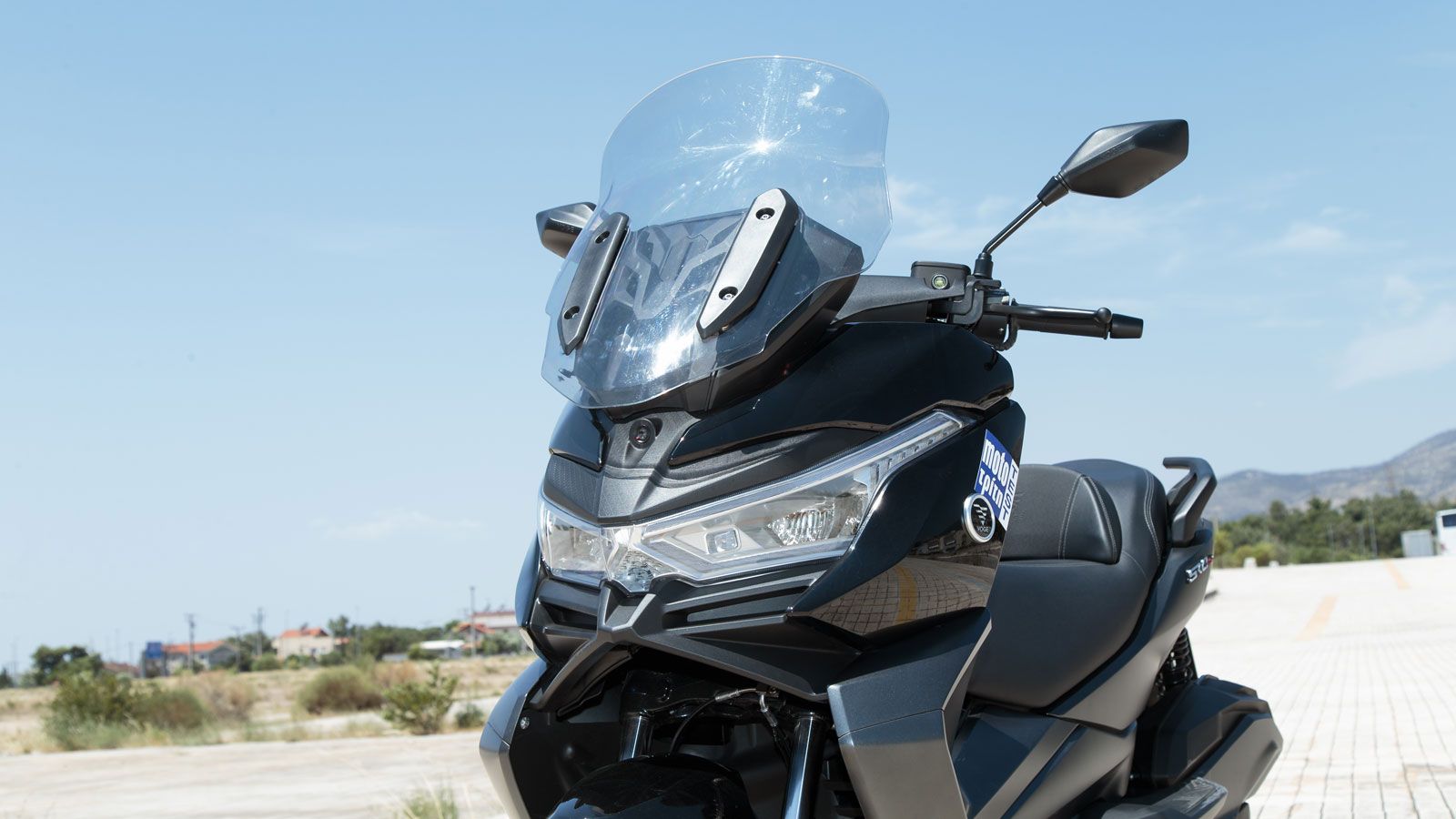 Τα πλαστικά έχουν πολύ καλή συναρμογή, με μηδενικούς τριγμούς ακόμη και σε κακοτράχαλους δρόμους και το φινίρισμα του δεν έχει να ζηλέψει απολύτως τίπ