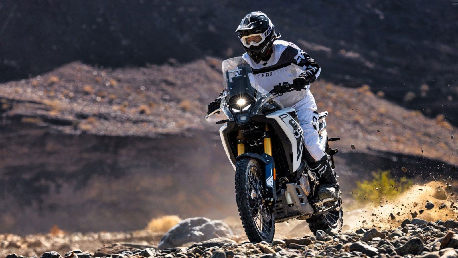 Η εμπειρία απευθύνεται τόσο σε αναβάτες που ψάχνουν το πρώτο τους adventure όσο και σε πιο έμπειρους που θέλουν να δουν πώς στέκεται το DS800X Rally σ