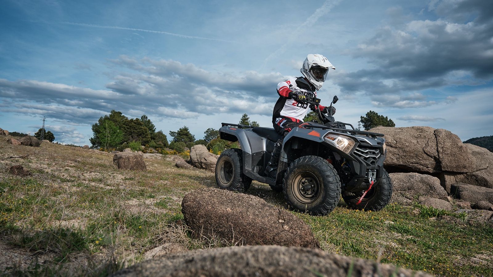 Voge X-Wolf 300: Ένας λύκος παντός εδάφους με διπλή σχάρα, κοτσαδόρο και Euro5+