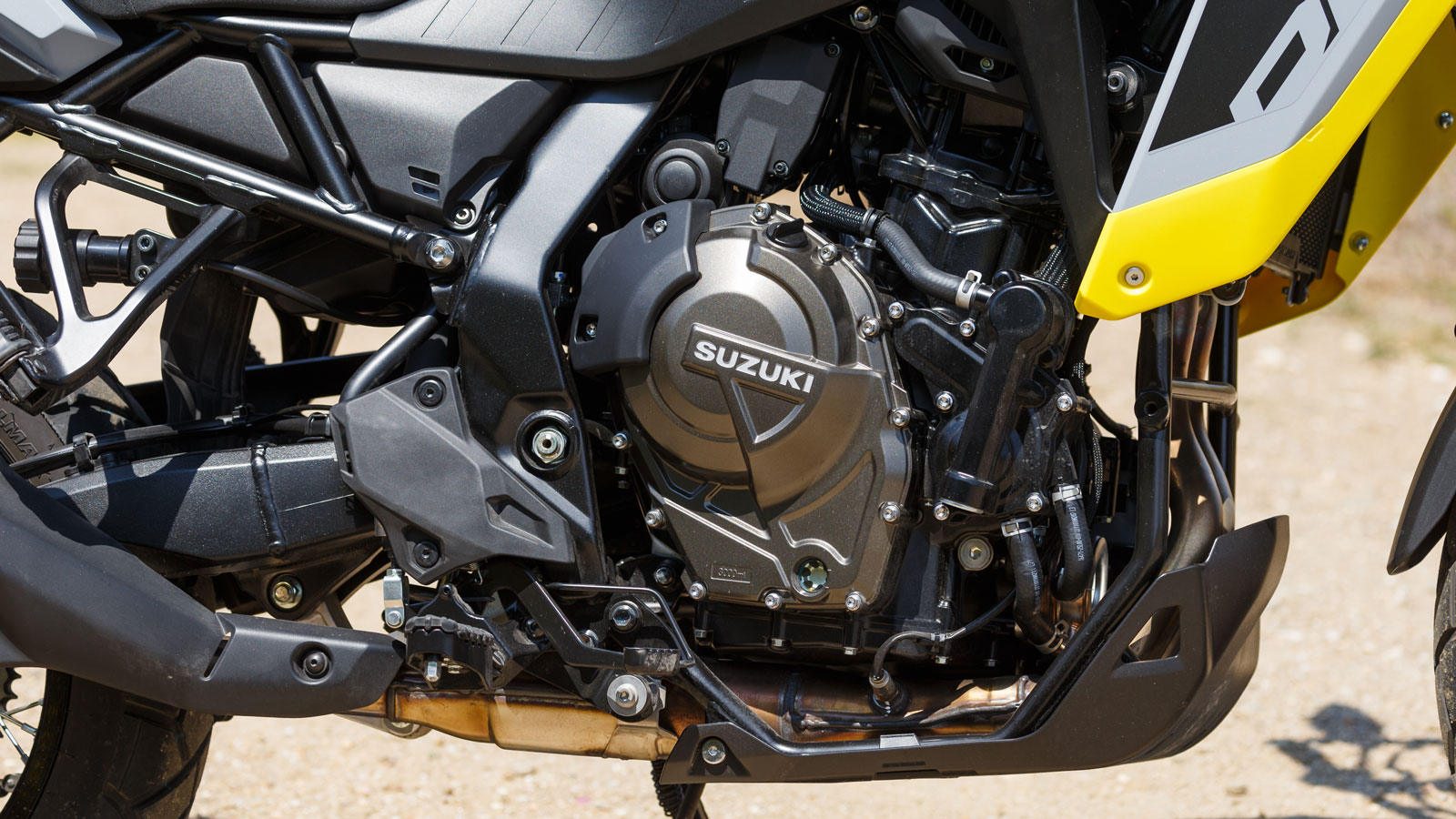 Suzuki V-Strom 800 DE: Ταξιδεύει σε άσφαλτο & χώμα με κορυφαία ροπή & φρένα