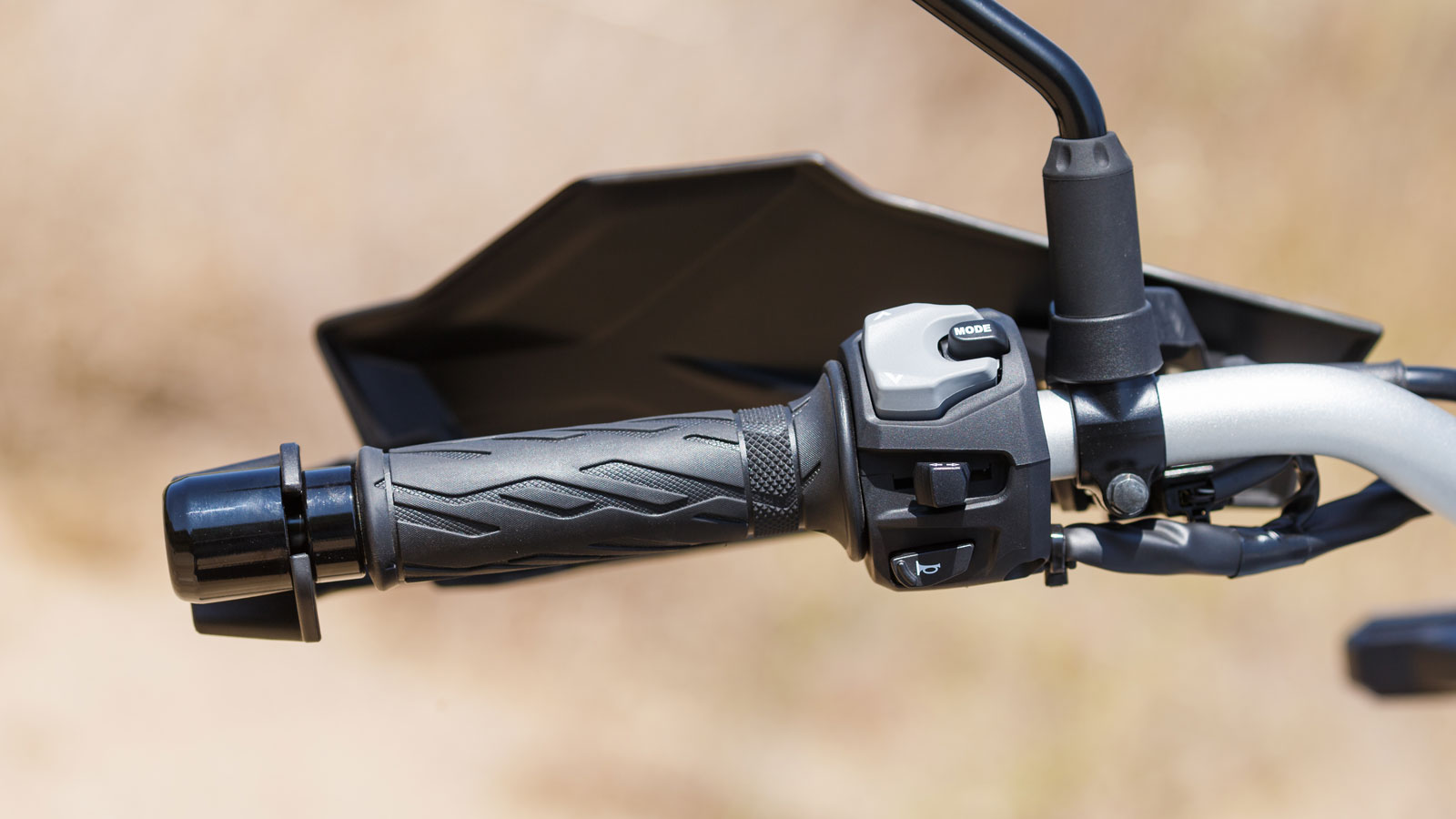 Suzuki V-Strom 800 DE: Ταξιδεύει σε άσφαλτο & χώμα με κορυφαία ροπή & φρένα