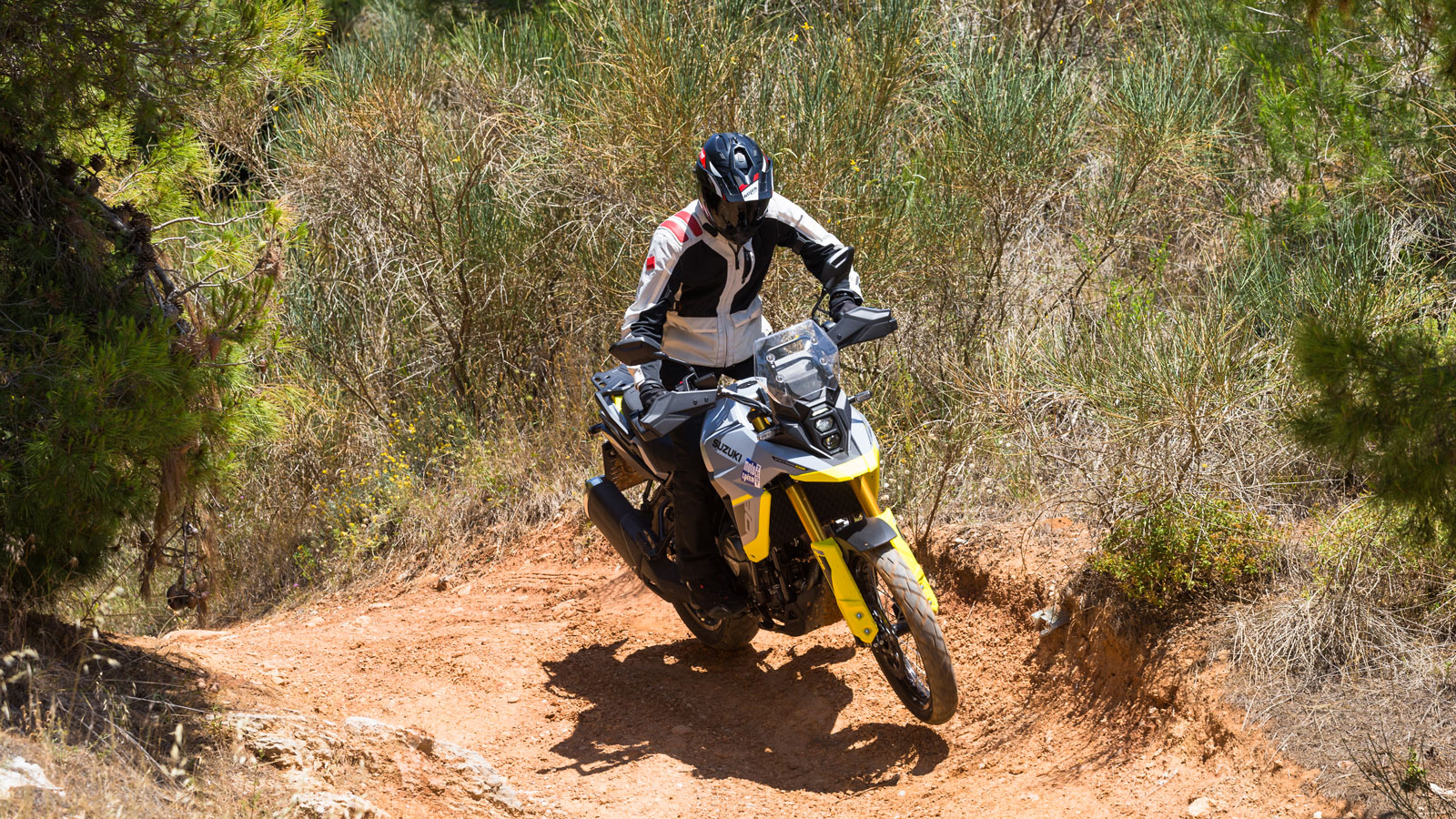 Suzuki V-Strom 800 DE: Ταξιδεύει σε άσφαλτο & χώμα με κορυφαία ροπή & φρένα