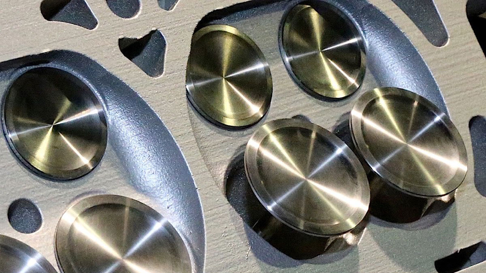 Οι βαλβίδες εισαγωγής (ανοικτές) και εξαγωγής στην κεφαλή ενός κινητήρα. 