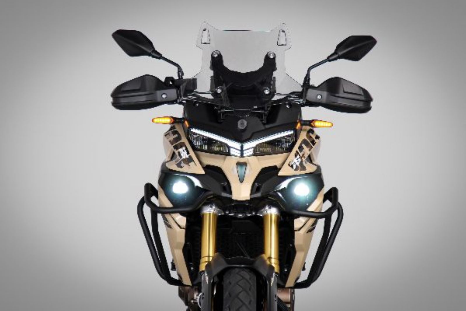 Voge DS625X - Τις αναρτήσεις του υπογράφει η KYB, με το εμπρόσθιο μέρος να περιλαμβάνει ένα ανεστραμμένο πιρούνι 41 χιλιοστών, πίσω μονό αμορτισέρ και