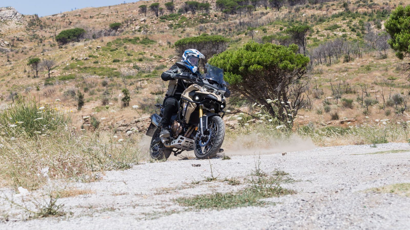 ...για χώμα. Διττή φύση για όσους θέλουν να κάνουν τα πάντα με τη μοτοσυκλέτα τους.