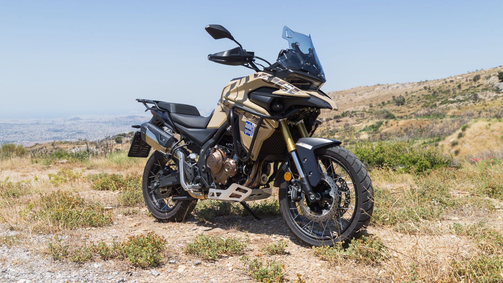 Εμφανισιακά το DS 625X ακολουθεί τις γραμμές του 525X και την “κλασική” πλέον γραμμή της Voge θα έλεγε κανείς