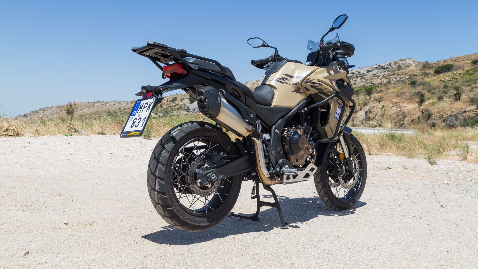 Aπό τη σέλα και μετά βλέπει την σιλουέτα του να λεπταίνει αρκετά, μέχρι την ανασηκωμένη ουρά, κάτω από την οποία φιλοξενείται το πίσω φωτιστικό σώμα