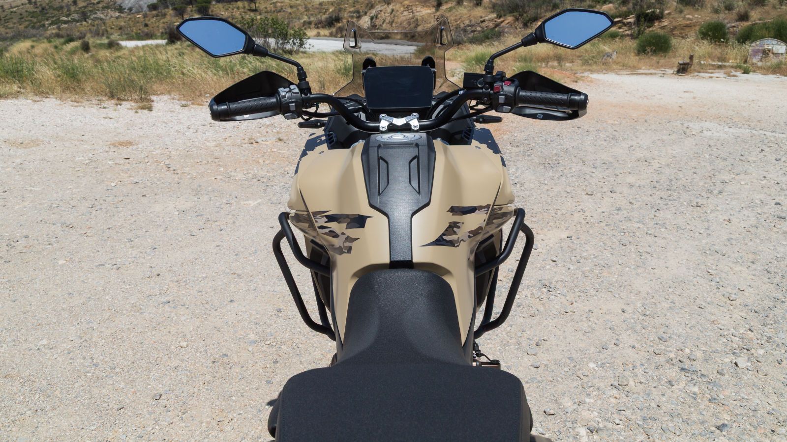 Γενικά οι γραμμές της DS 625X ακροβατούν αριστοτεχνικά μεταξύ μιας ρέουσας μορφής και μιας “επιθετικότητας”, χάρη στις γωνίες των πλαστικώ