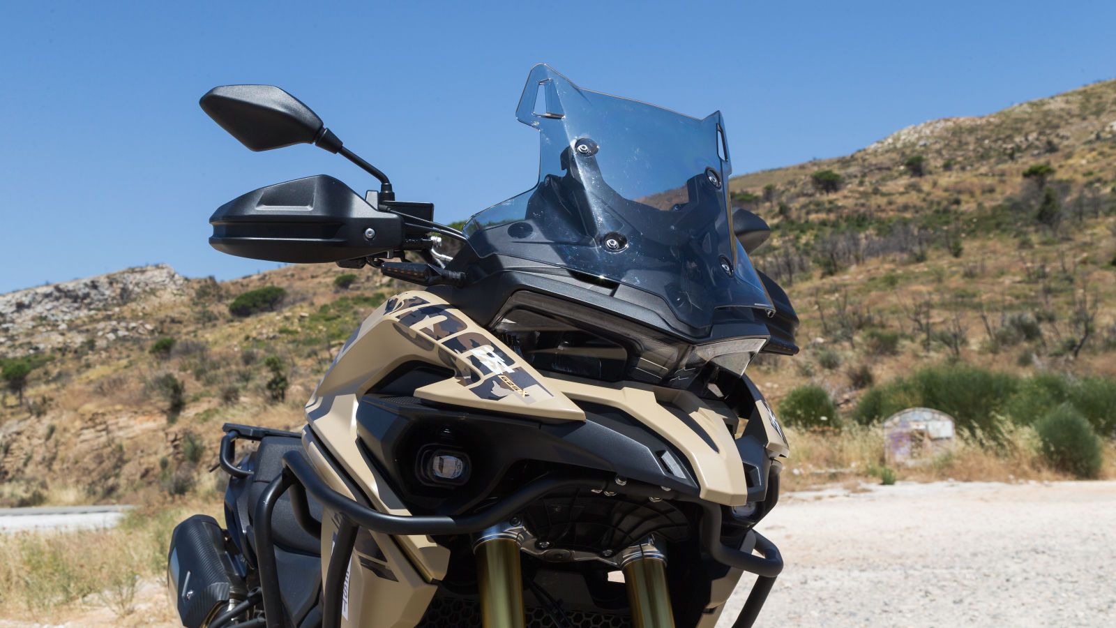 Πηγαίνοντας προς τα πίσω τα πλαστικά γύρω από το φαρδύ ντεπόζιτο προσδίδουν όγκο και “κύρος” στο DS 625X, το οποίο ειδικά στον χρωματισμό 