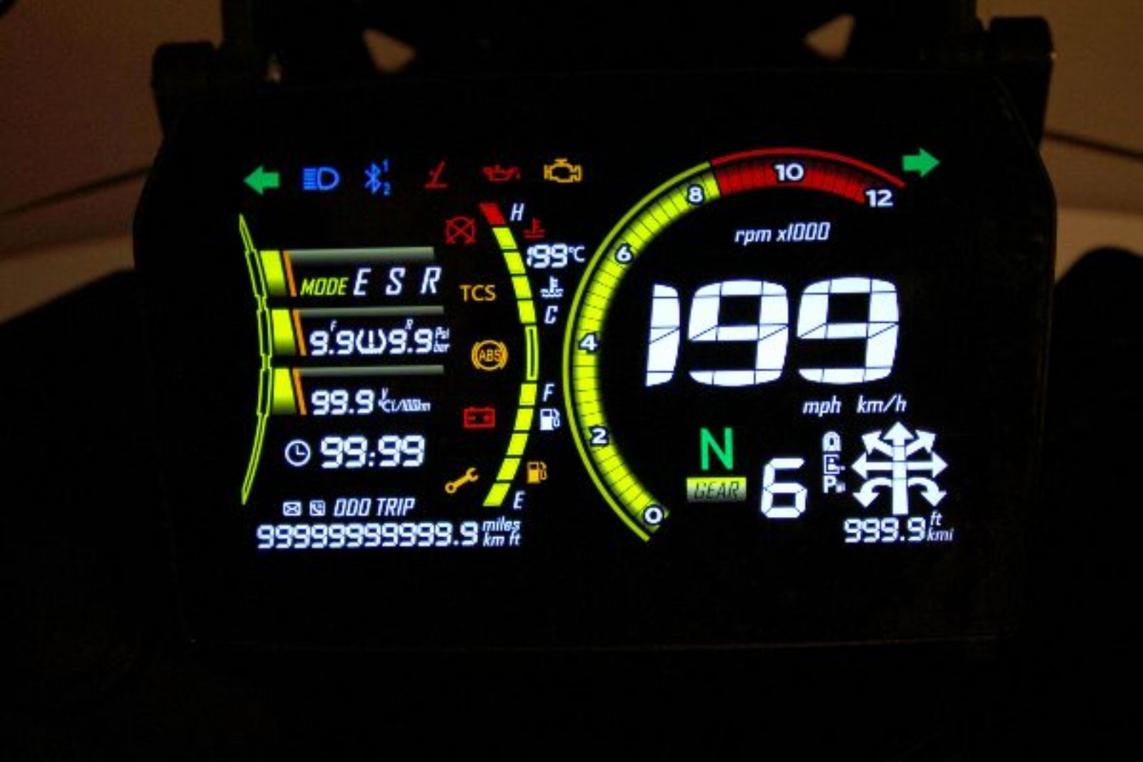 Voge DS625X - LED οθόνη με όλες τις απαραίτητες πληροφορίες, αυτόματη εναλλαγή φωτισμού ημέρας/νύχτας και δυνατότητα πλοήγησης μέσω Bluetooth.