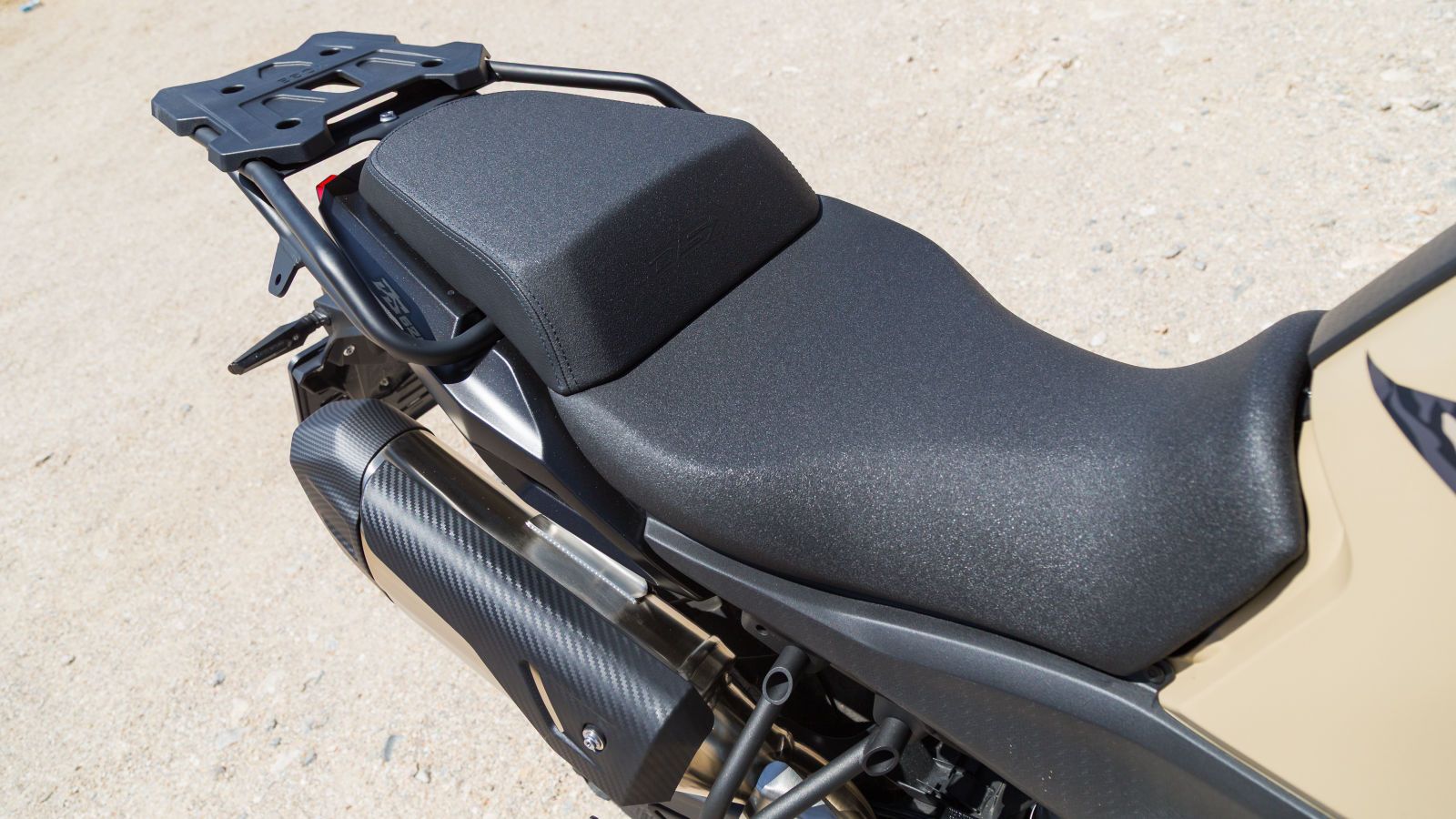 Η αύξηση της απόστασης από το έδαφος σε σχέση με το DS 625X έφερε την αύξηση και στο ύψος της σέλας, από τα 815mm στα 835mm