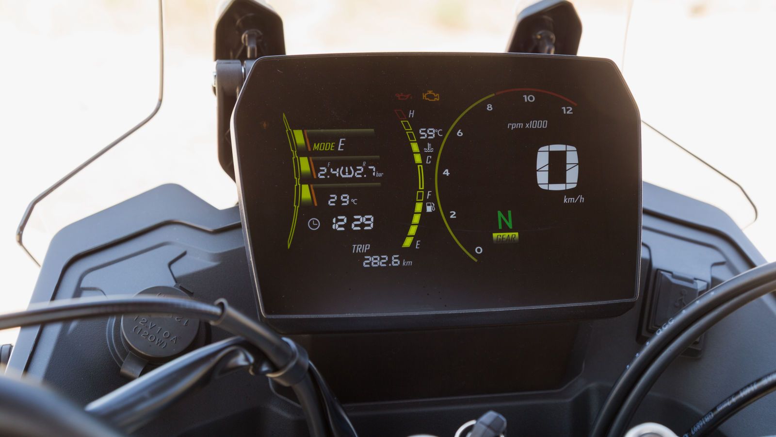 Την πληροφόρηση του αναβάτη αναλαμβάνει μια μεγάλη, έγχρωμη TFT οθόνη 8”, αυτόματη εναλλαγή φωτισμού ημέρας/νύχτας - η οποία παραμένει ευανάγνωσ