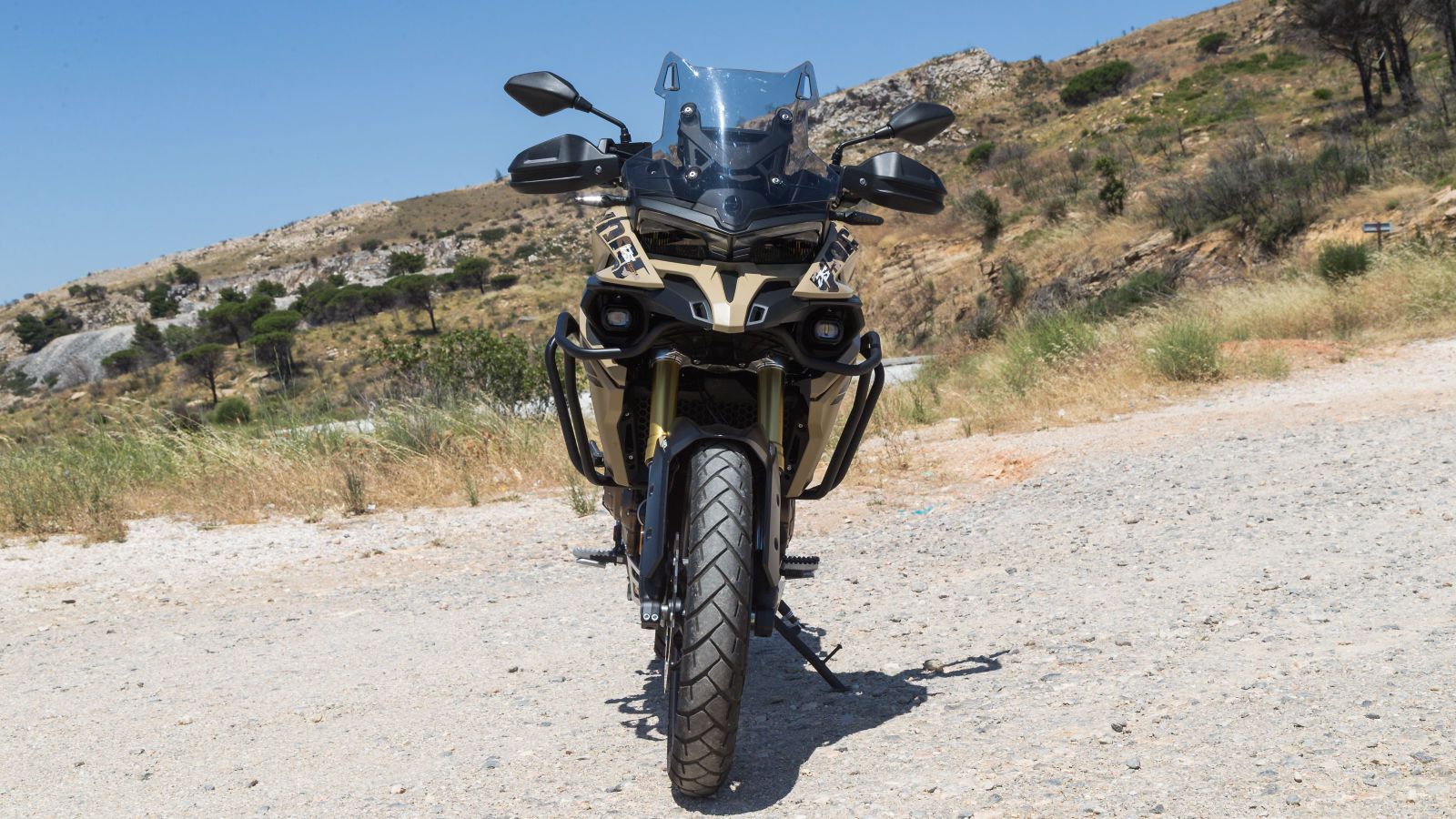 O αναβάτης μπορεί να βασιστεί στην ρυθμιζόμενη σε δύο θέσεις ζελατίνα (χωρίς εργαλεία), για την απαγωγή του αέρα από πάνω του.