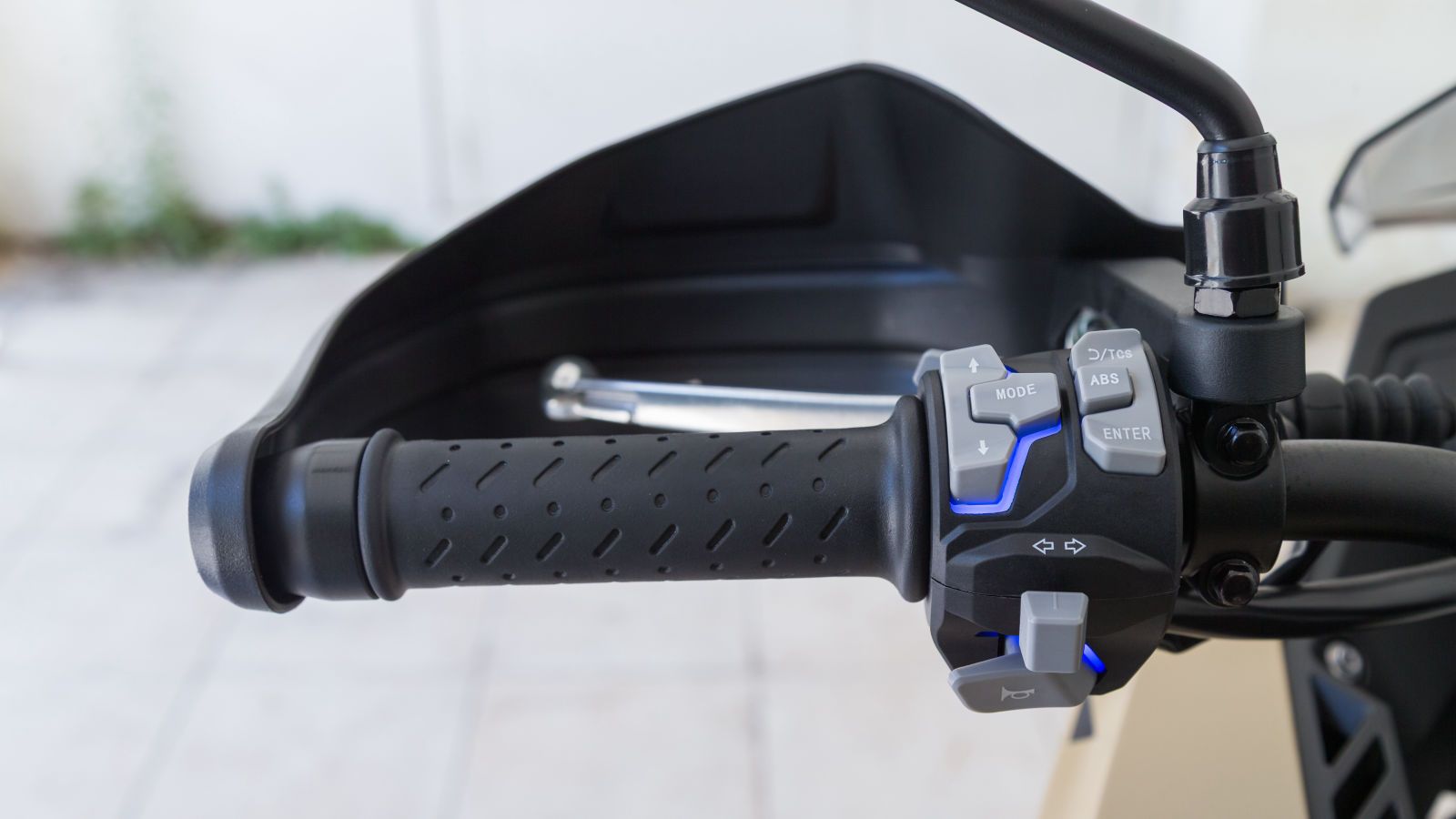 O χειρισμός του μενού της γίνεται μέσω  ενός αρκετά απλού συστήματος διακοπτών στο αριστερό μέρος του τιμονιού