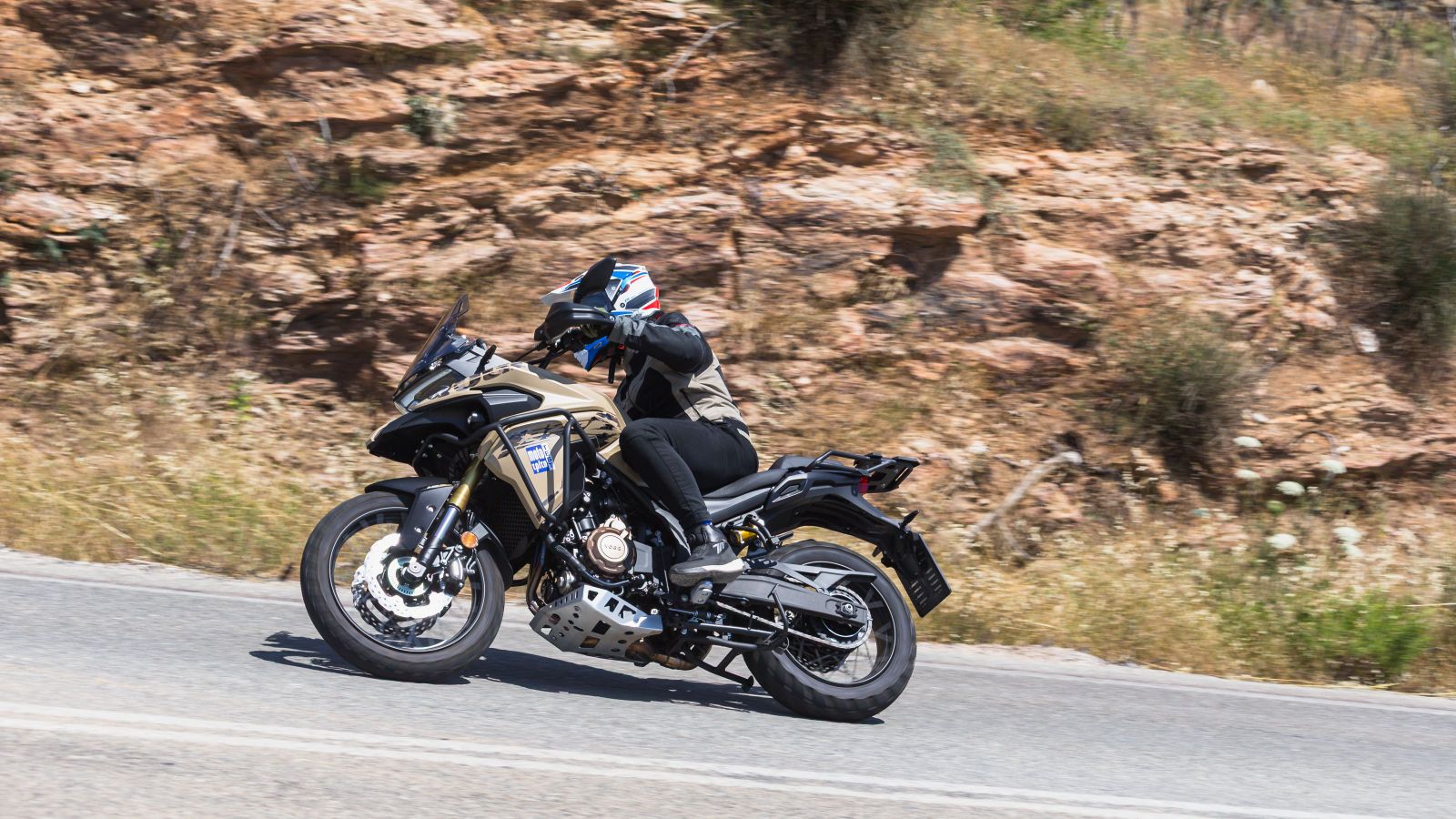 Παρά το φαινομενικά μεγάλο μέγεθός της, το πλάτος της μοτοσυκλέτας φτάνει μόλις τα 850mm, κάνοντάς την να μπορεί να ελιχθεί με σχετική άνεση 