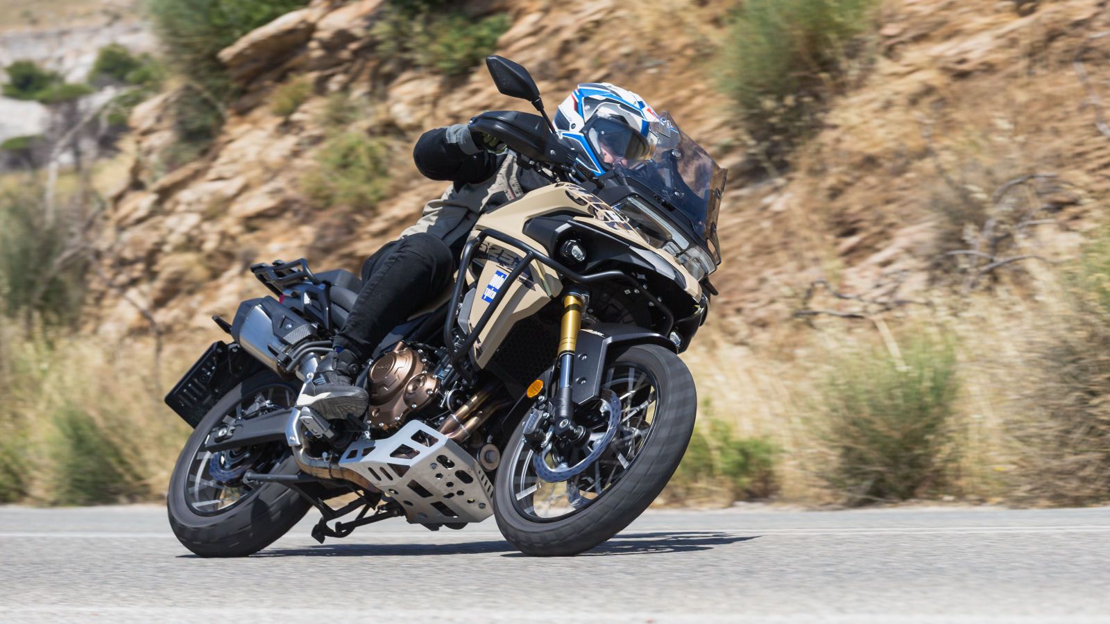 Το βάρος της (192 κιλά με άδειο το ντεπόζιτο των 17,6 λίτρων) είναι πλήρως διαχειρίσιμο και η ύπαρξη ροπής από χαμηλά - μαζί με τον συμπλέκτη ολίσθηση