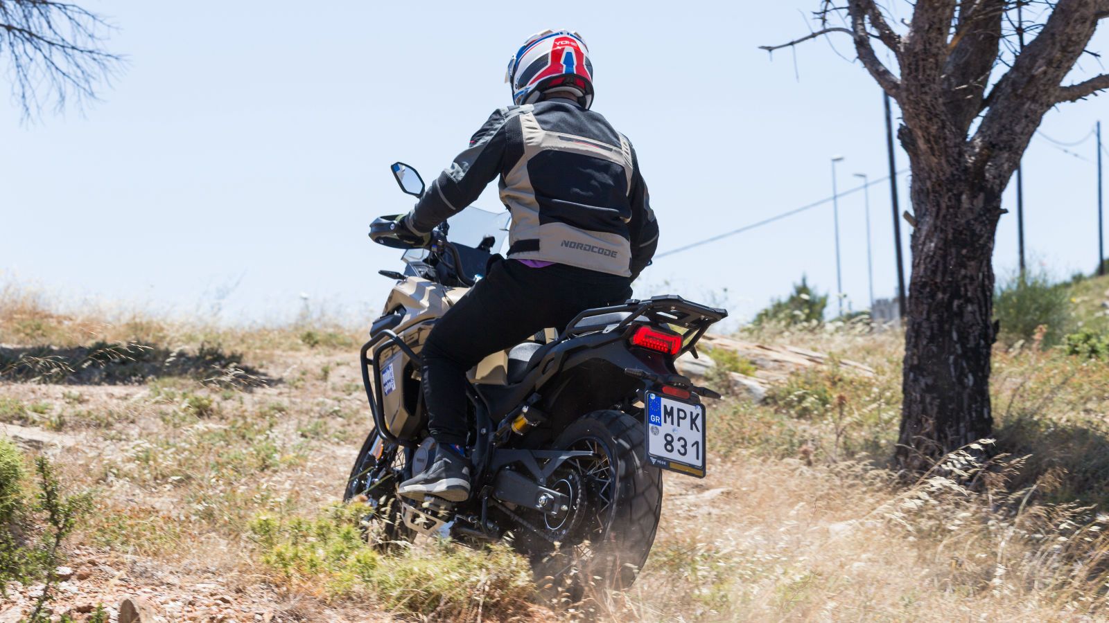 Πέραν της ύπαρξης περισσότερων ρυθμίσεων στο αμορτισέρ, η ίδια η απόδοση είναι καλύτερη, τόσο στην απόσβεση των ανωμαλιών όσο και στην ανατροφοδότηση 