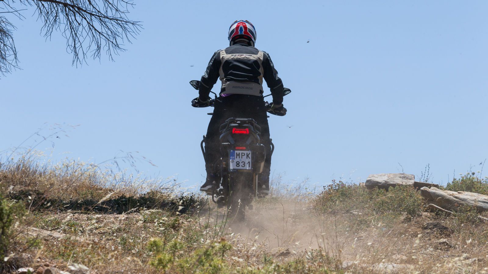 Το κεντρικό σταντ, οι φωτιζόμενοι διακόπτες, τα πλευρικά κάγκελα, η ποδιά αλουμινίου, η σχάρα και οι ρυθμιζόμενες μανέτες αυξάνουν την ασφάλεια και τη