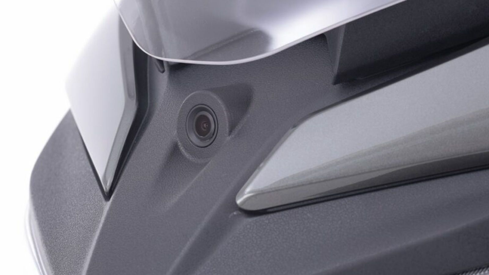 Διαθέτει ενσωματωμένη Dash Cam, καταγράφοντας τη διαδρομή και προσφέροντας πολύτιμο υλικό τόσο για λόγους ασφαλείας όσο και για καταγραφή συμβάντων